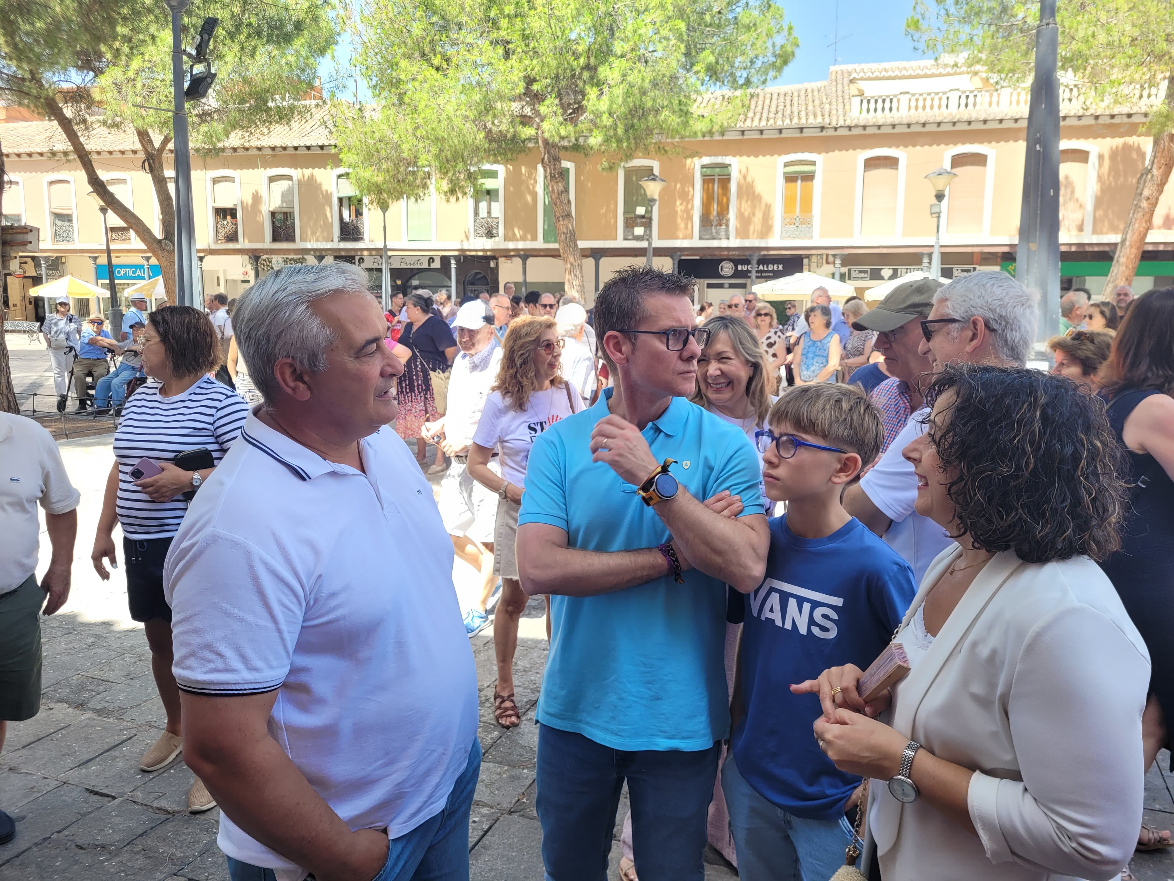 El concejal de Urbanismo y Obras en la concentración junto a otros representantes de la Corporación Municipal.