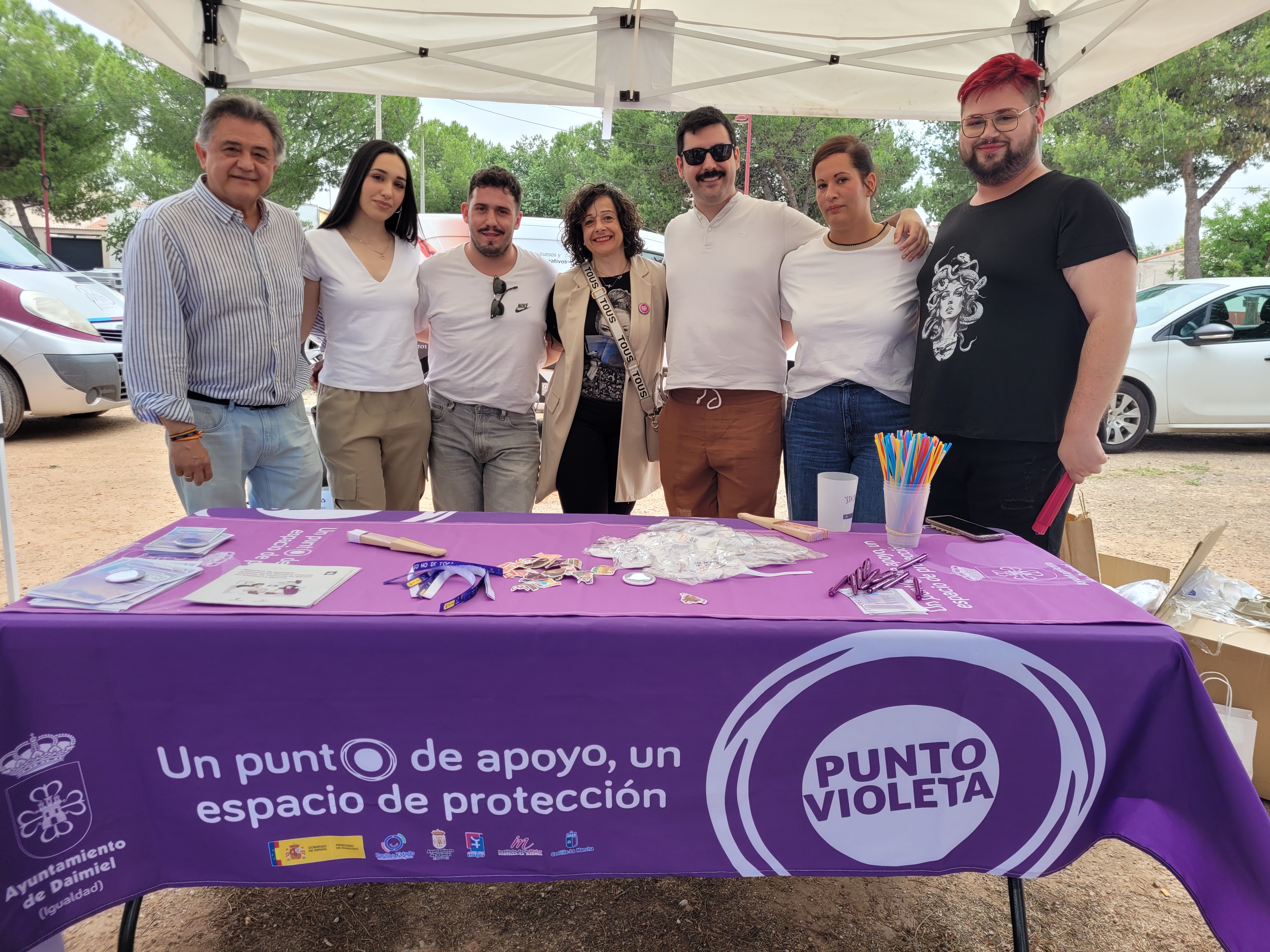 El alcalde y la concejal de Igualdad en el Punto Violeta este sábado.