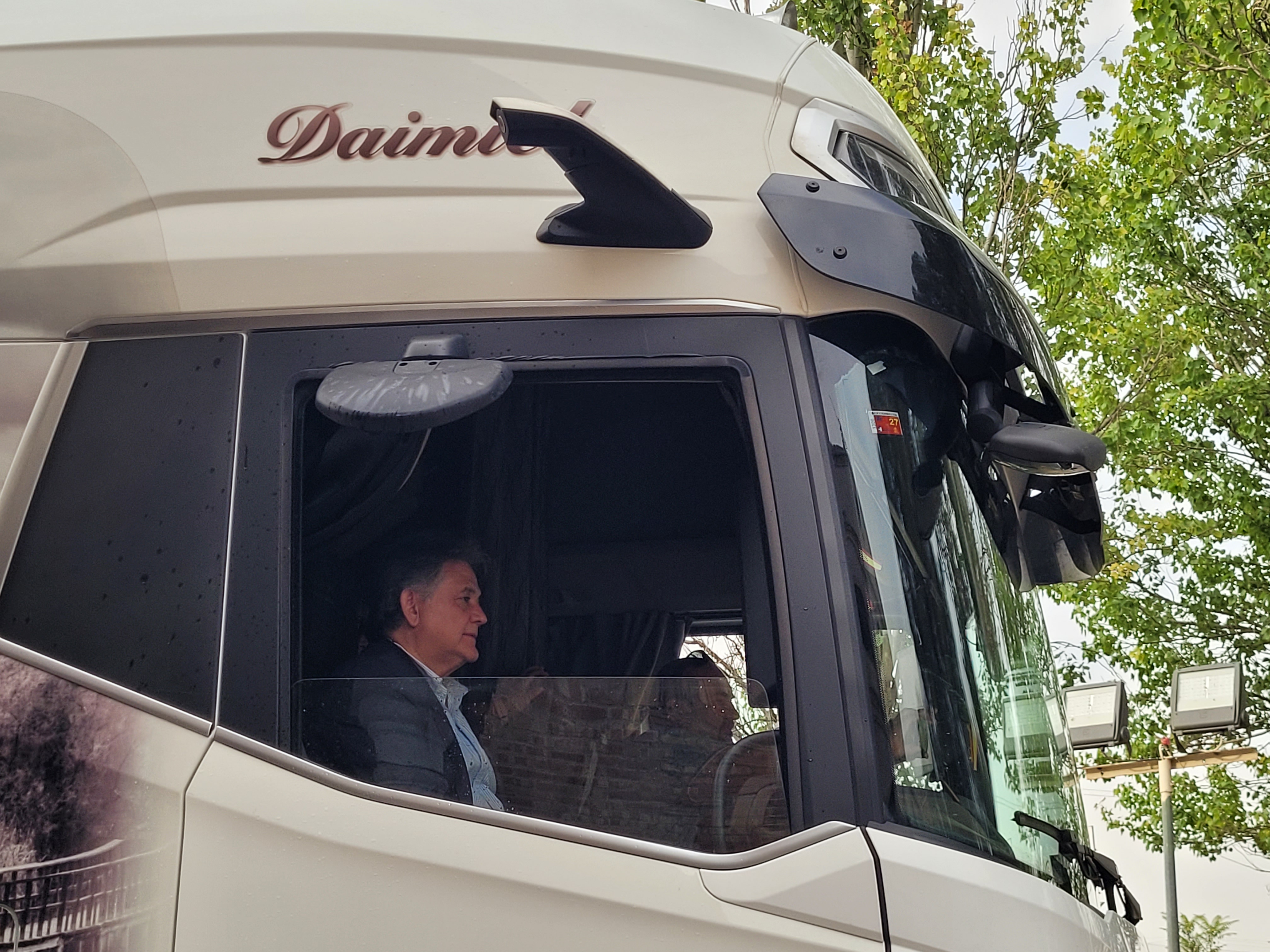 El alcalde acompañó a los transportistas en uno de los camiones.
