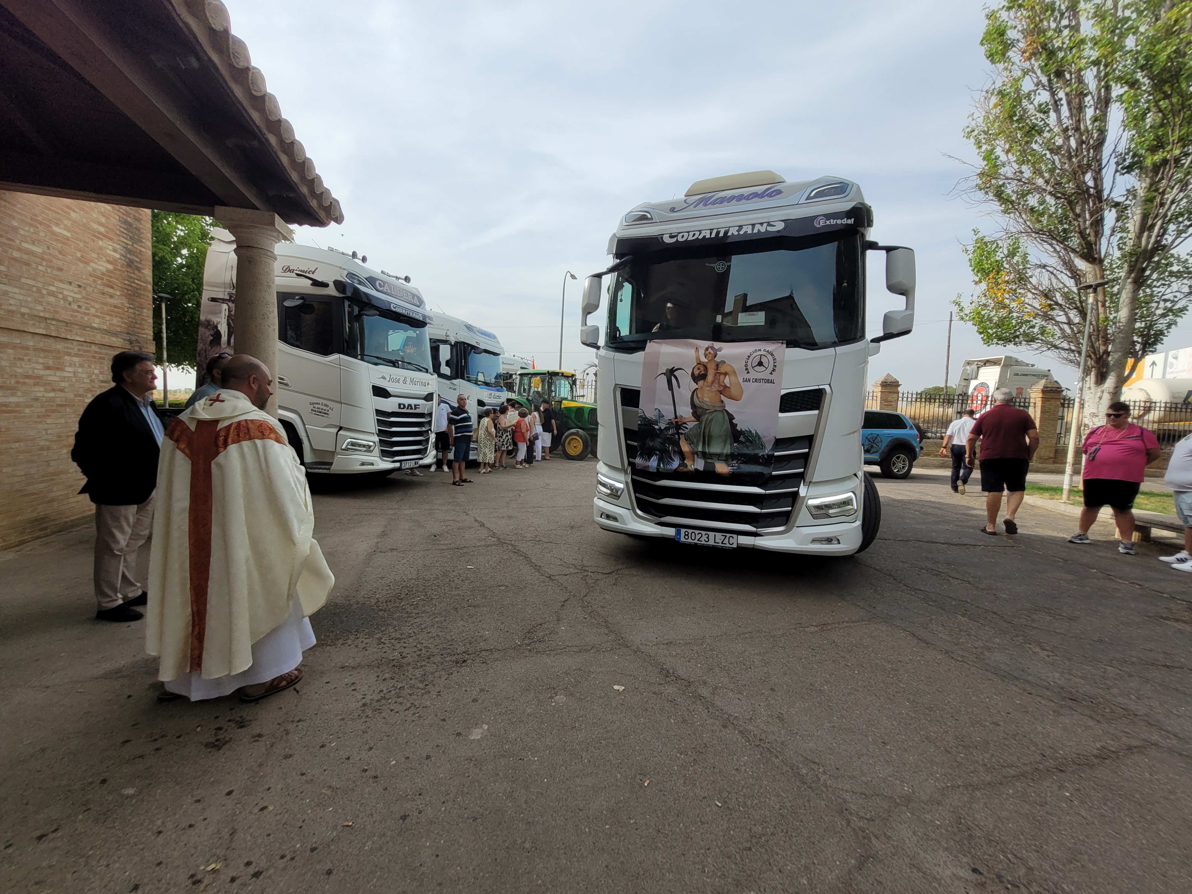 Bendición de uno de los camiones participantes.