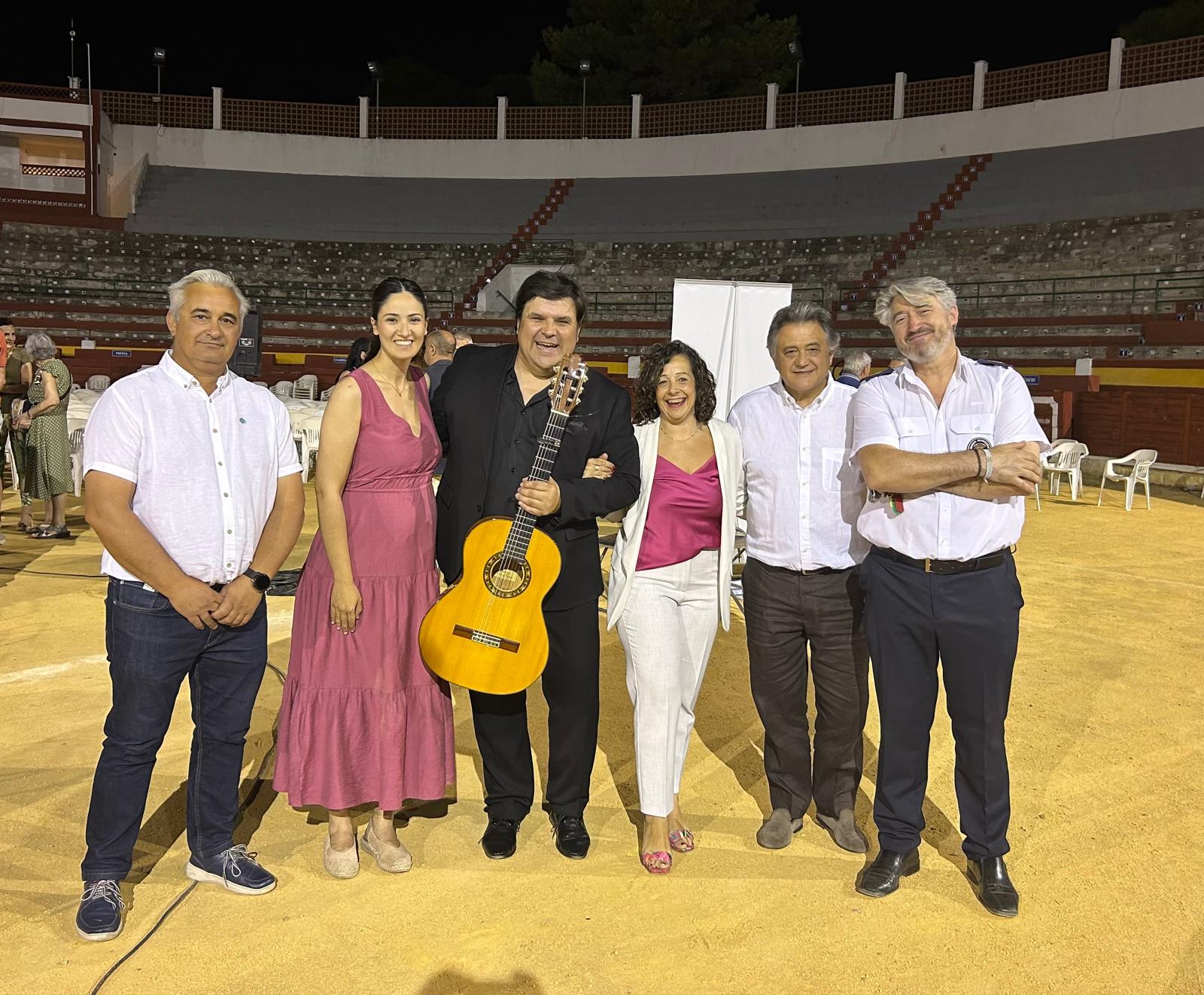 Pedro Sánchez-Valdepeñas y Ricardo Fernández del Moral junto al alcalde y miembros de la Corporación tras el concierto.