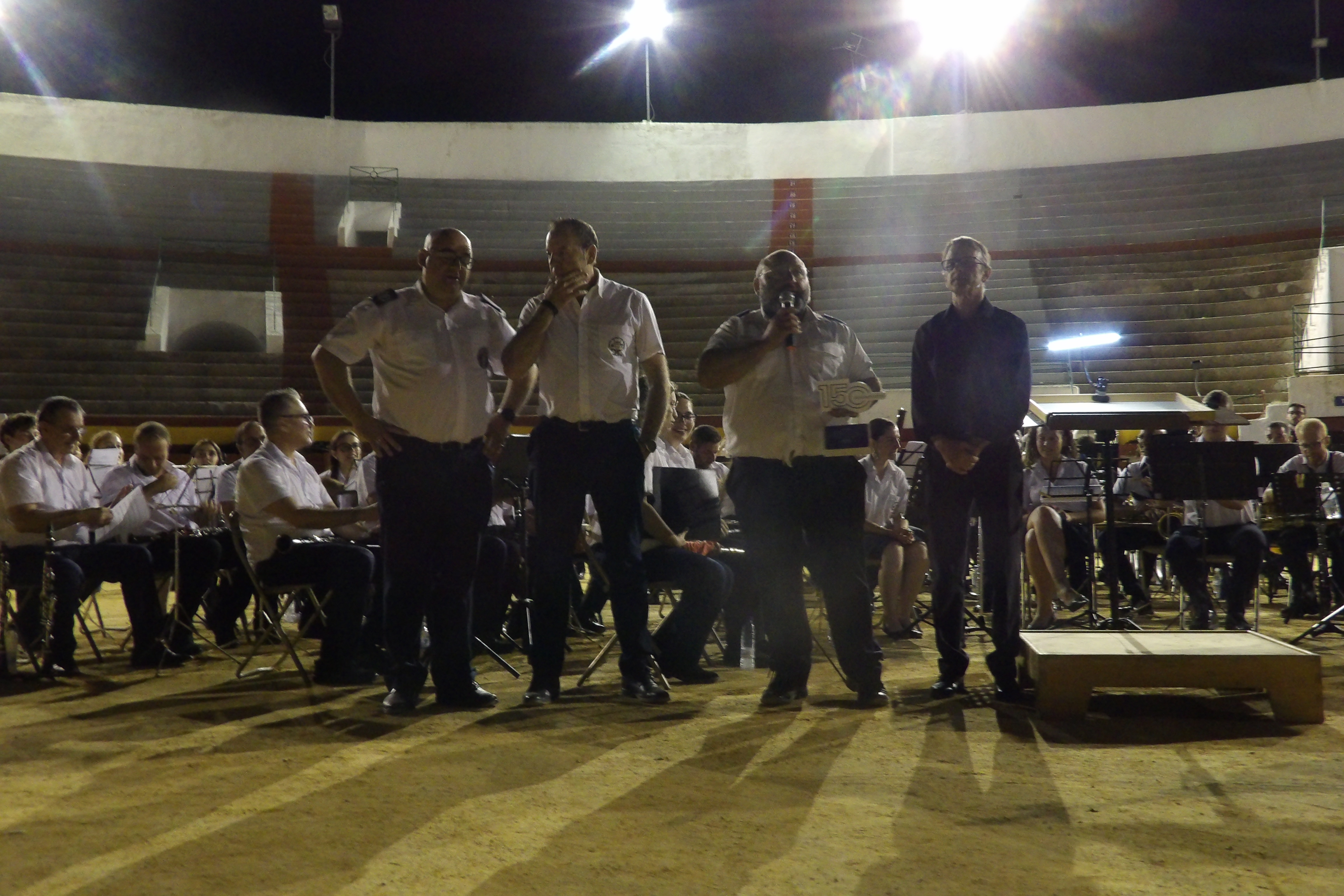 La Banda Municipal hizo entrega de un recuerdo conmemorativo.