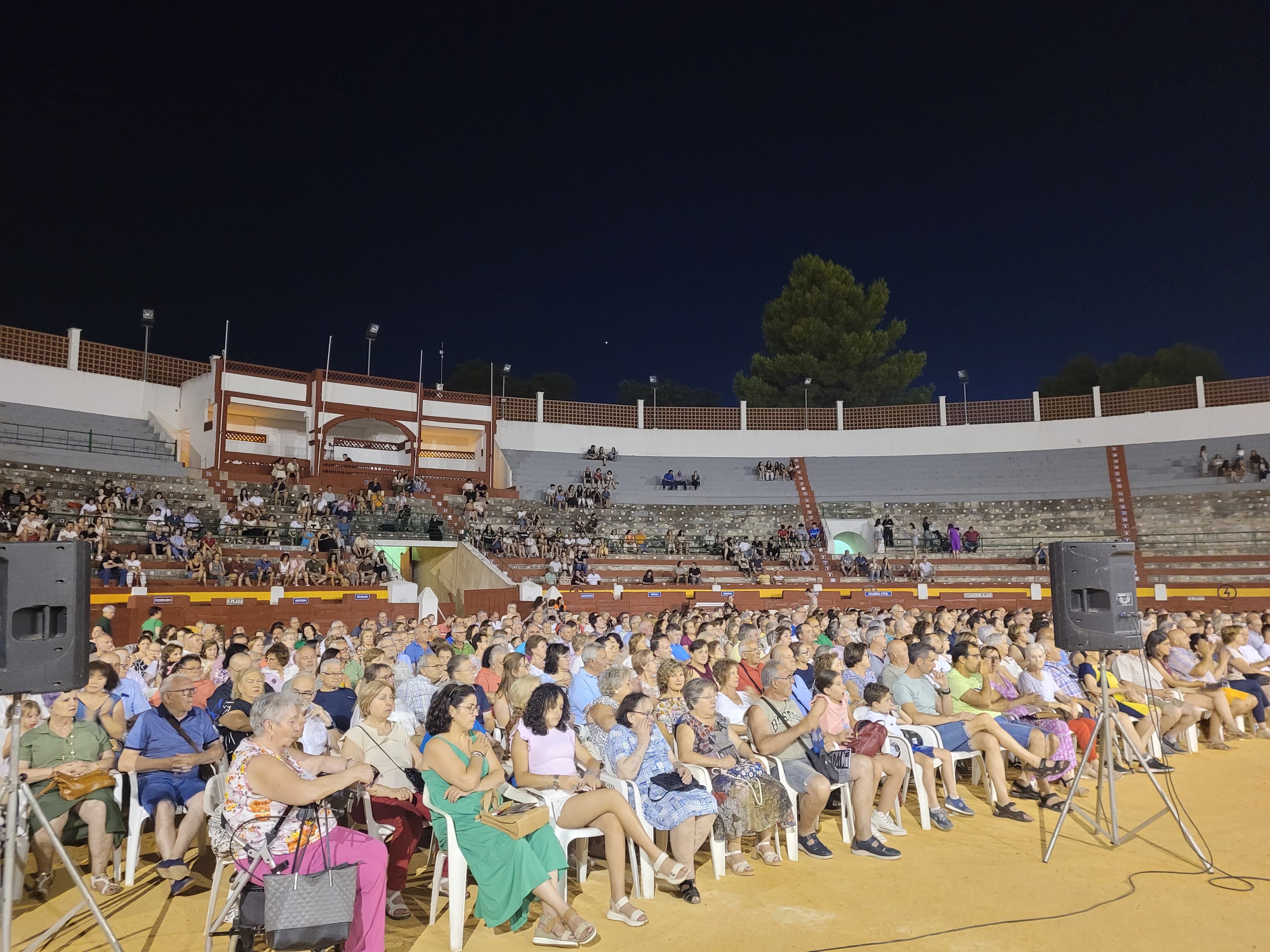 Numeroso público acudió al concierto en la Plaza de Toros.