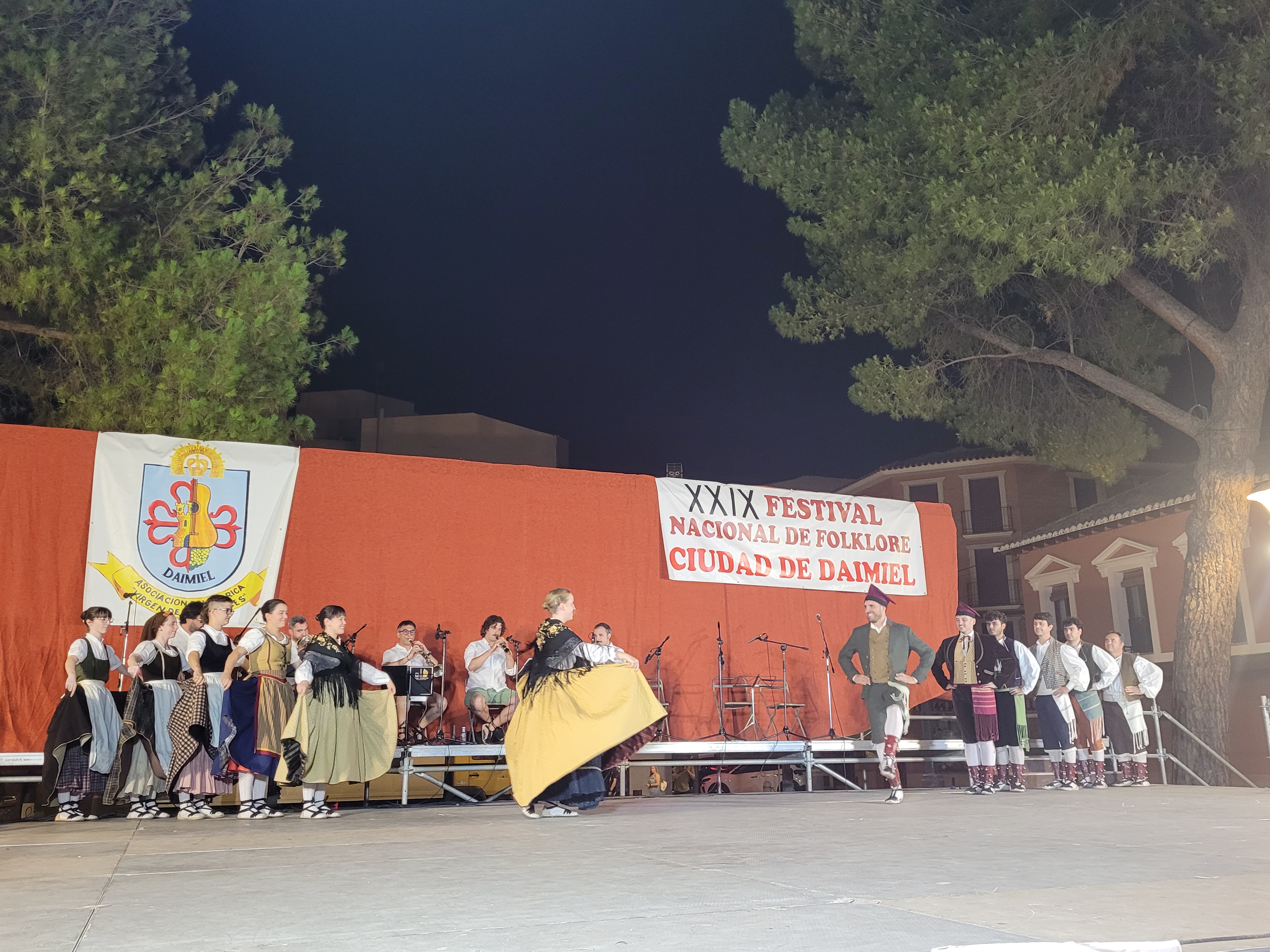 Un momento de la actuación de Esbart Dansaire, de Granollers, en la Plaza de España.
