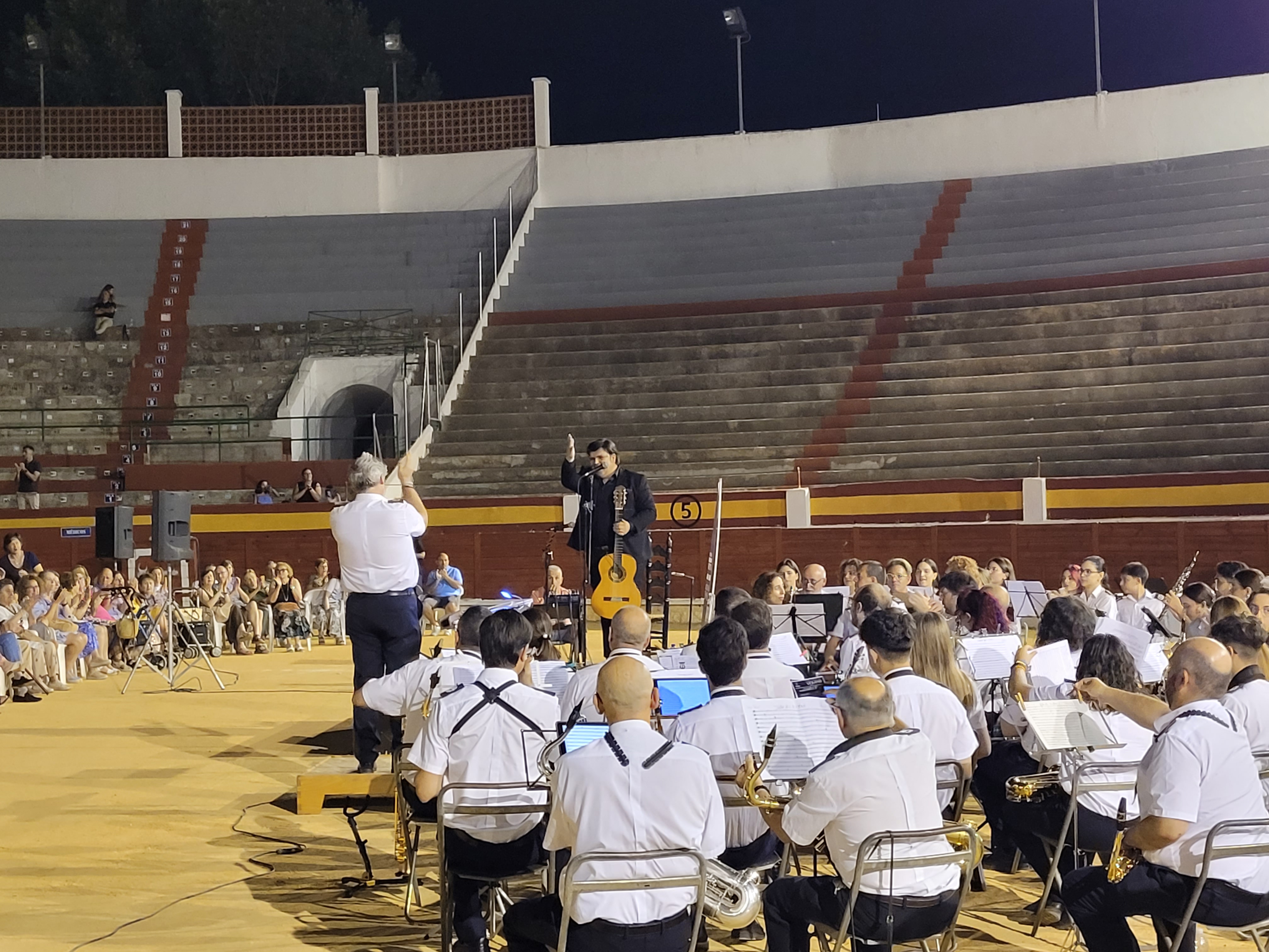 La complicidad entre la banda y el cantaor dio lugar a un concierto único.