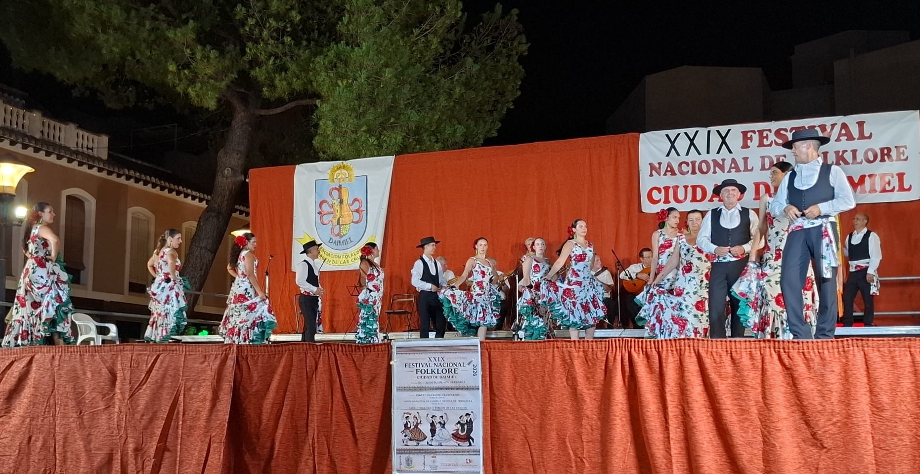Desde Andalucía llegó el Grupo Municipal de Coros y Danzas de Frigiliana.