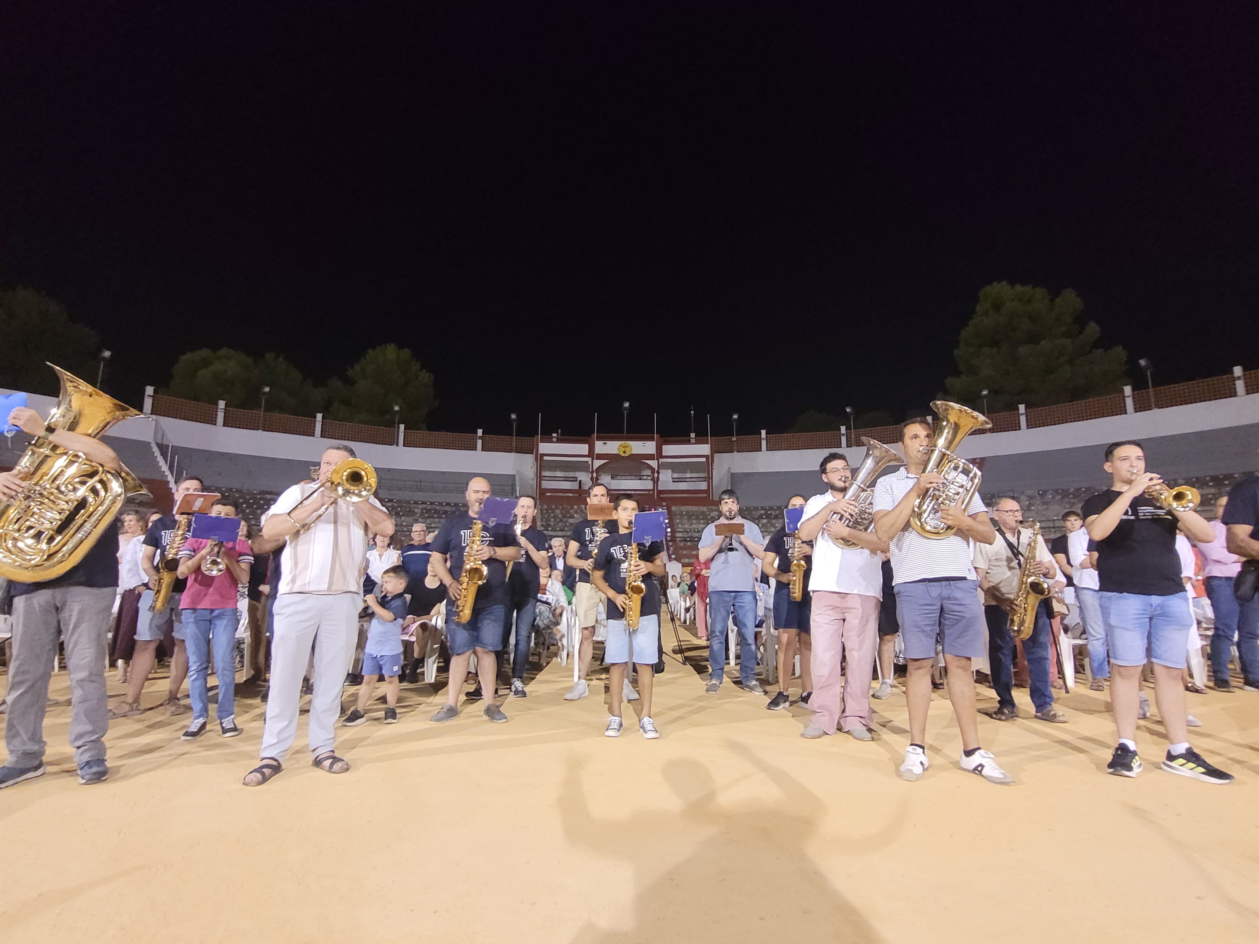 Componentes de la Banda Municipal de Música ofrecieron una sorpresa a su director.