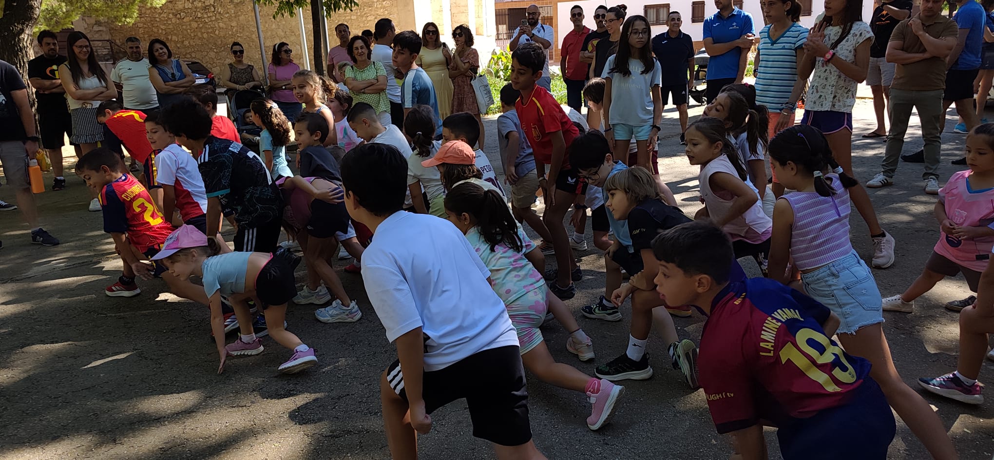 Más de 50 niños y niñas de entre 3 y 15 años participaron en la actividad del Club de Atletismo Saturno.