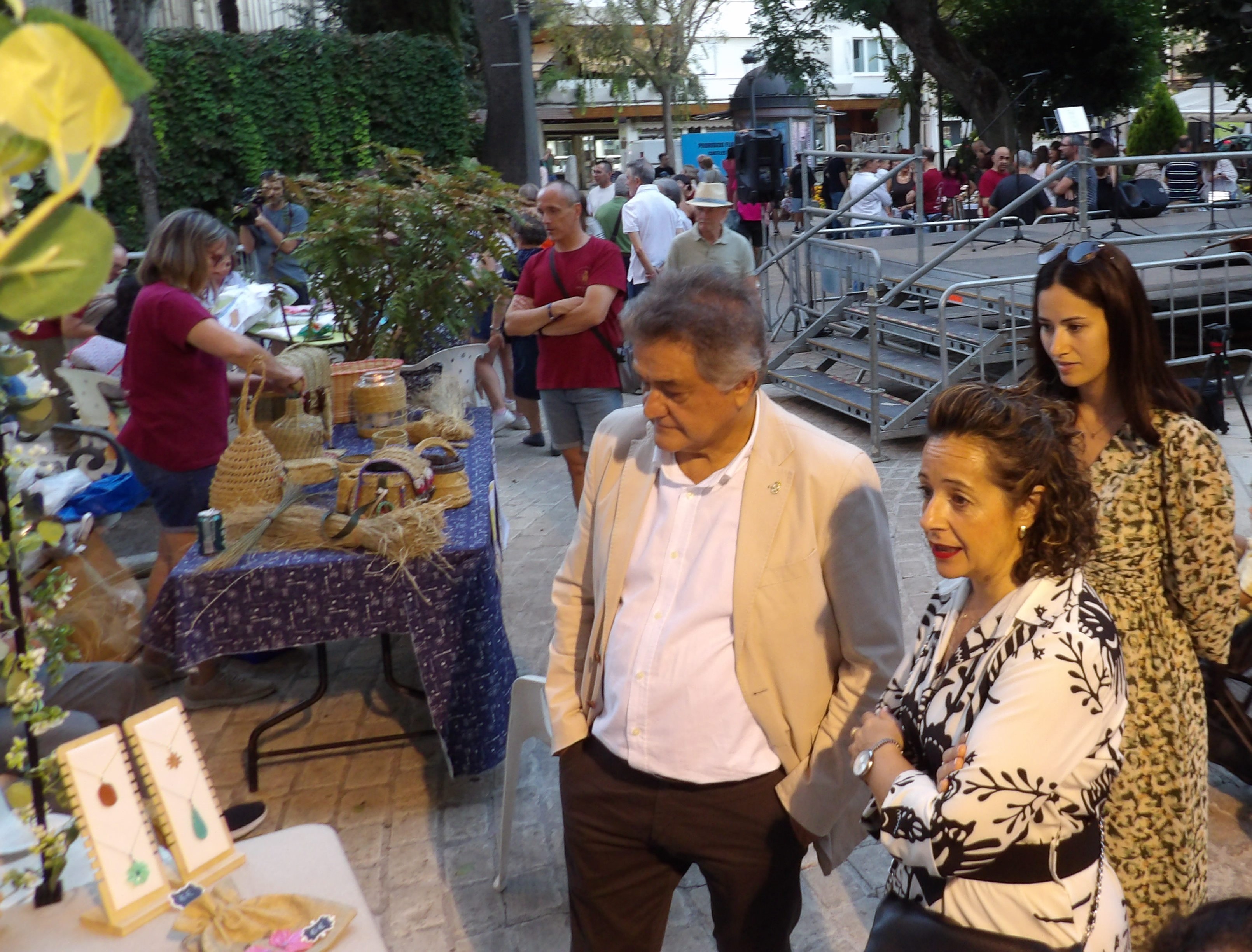 El alcalde acudió a la muestra junto a las concejales de Cultura y Festejos.