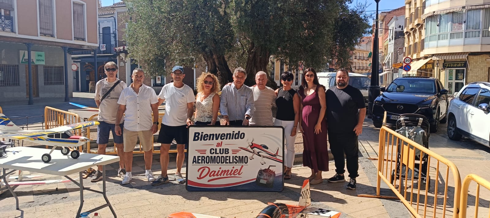 El alcalde visitó la exhibición estática de aeromodelismo en la Plaza de España.