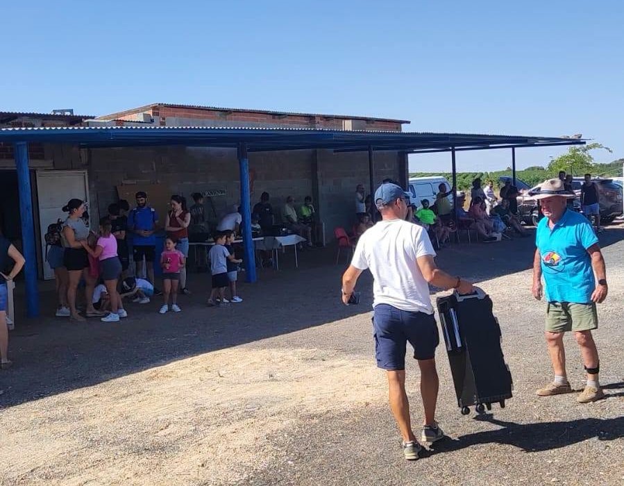 Numeroso público acudió a la pista de Las Salinas.