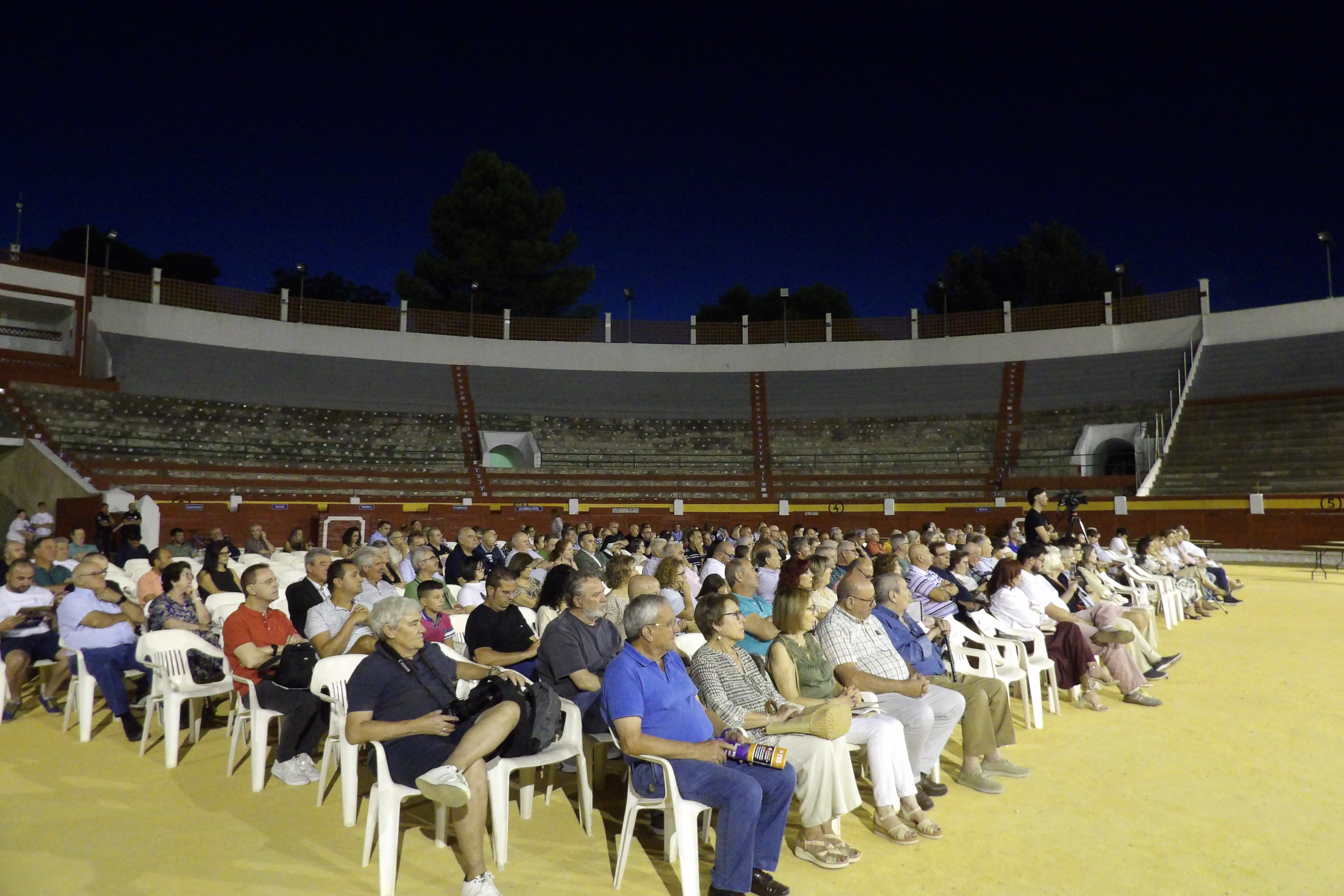 Numeroso público acudió a la Plaza de Toros.