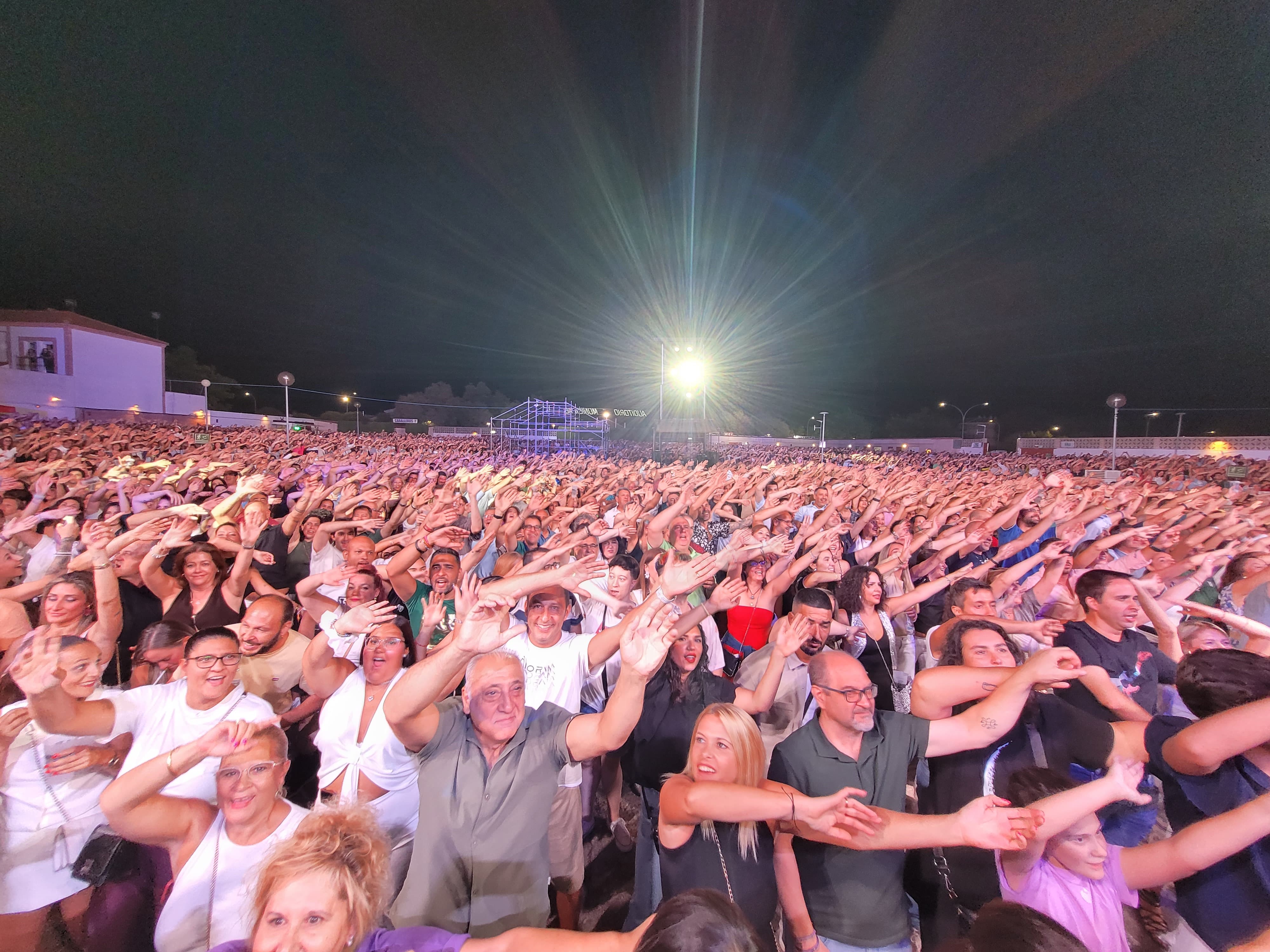 El público bailó y cantó durante todo el concierto.