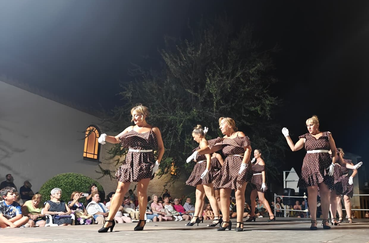 El Grupo de Baile ‘Amanecer’ durante su actuación.