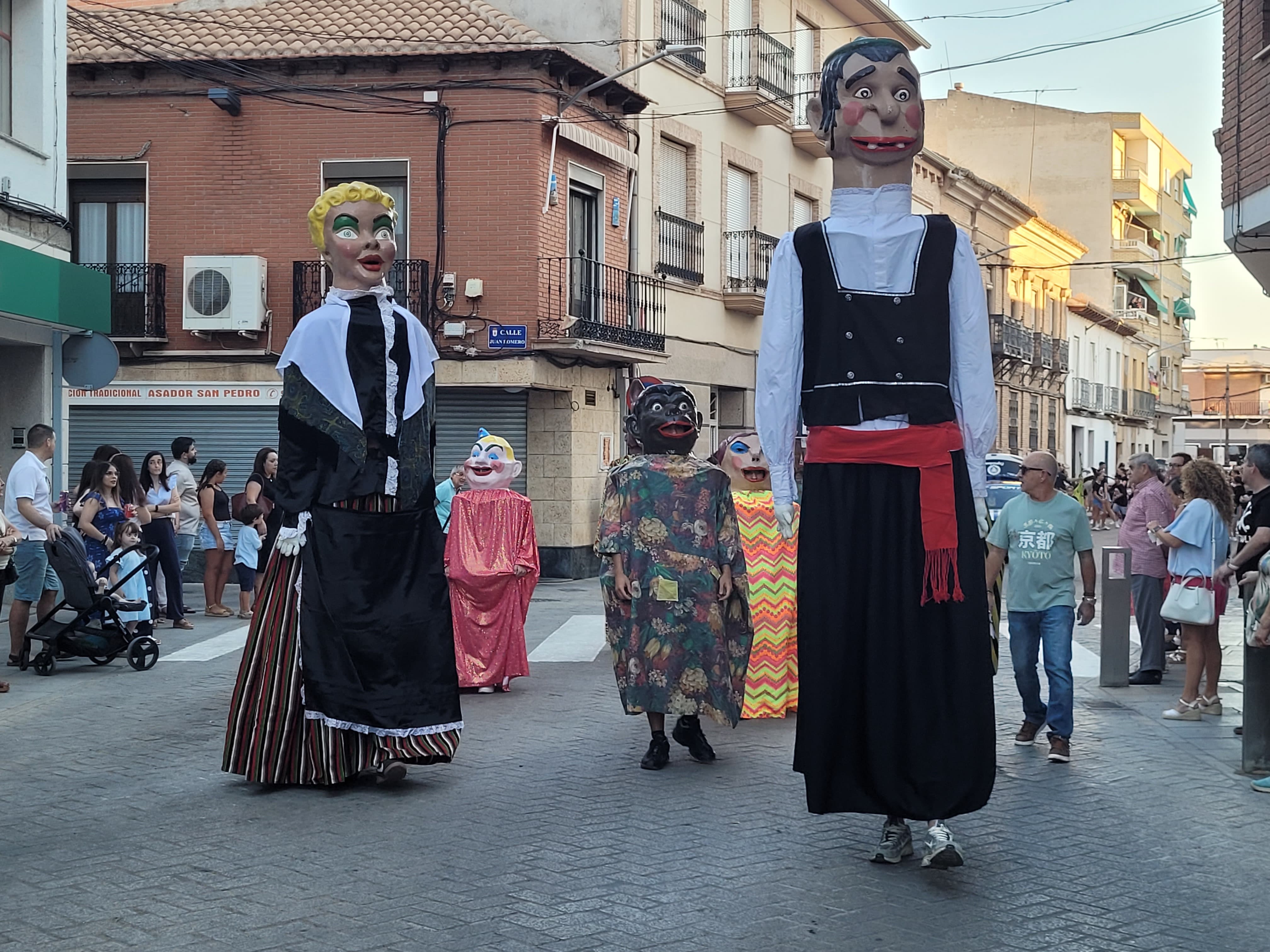 Los gigantes y cabezudos abrieron el desfile.