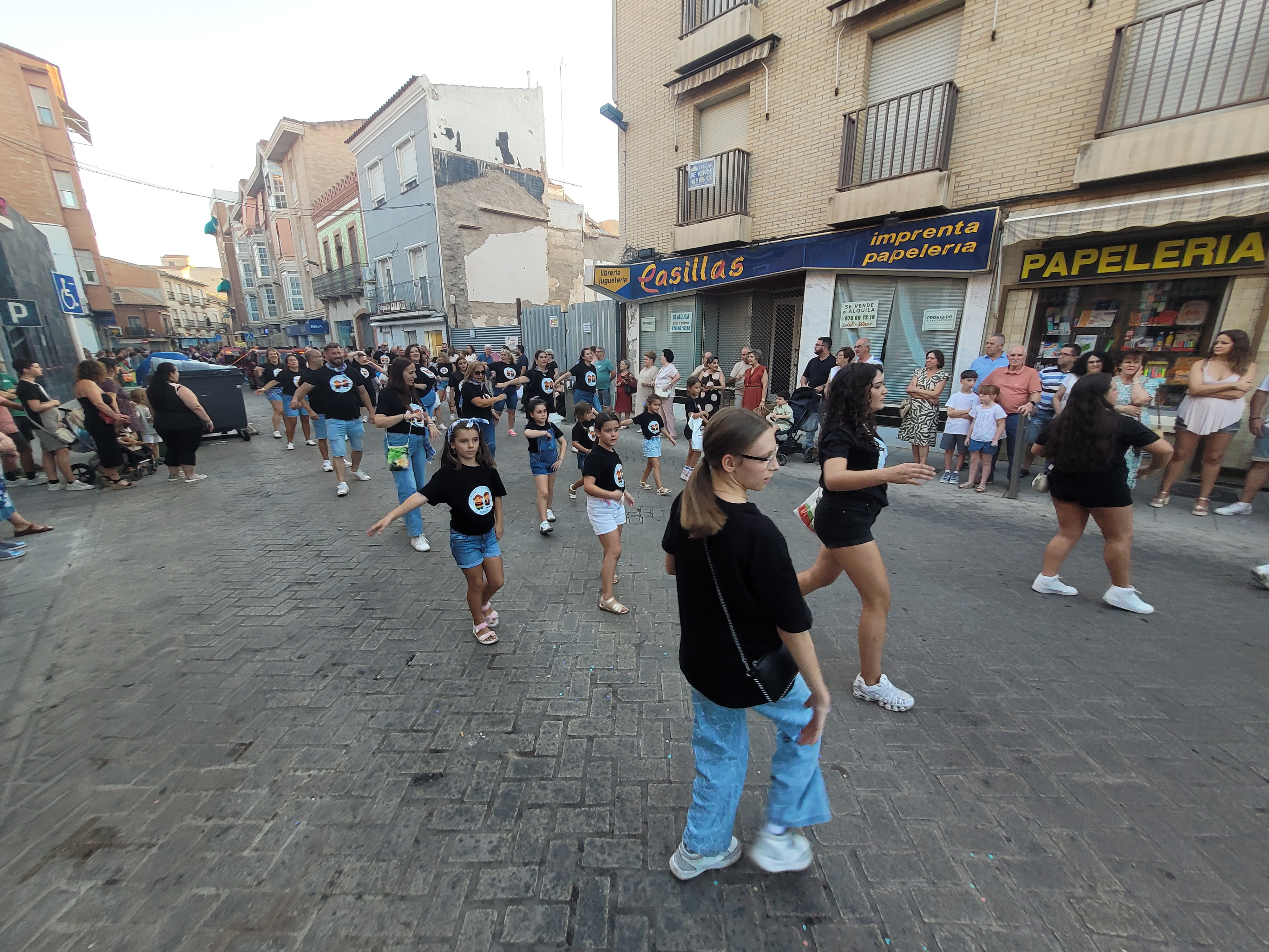 Unas 350 personas participaron en el desfile.