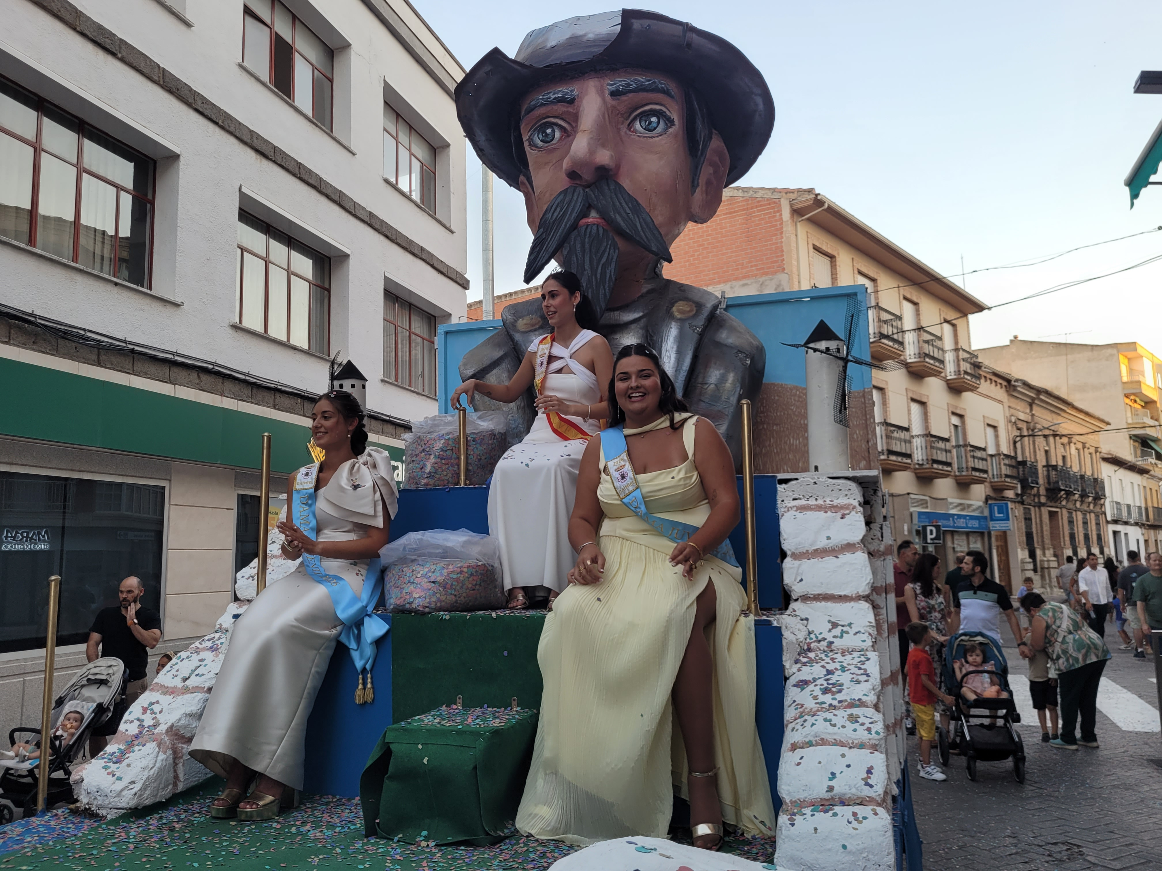 La reina juvenil y las damas durante el desfile.