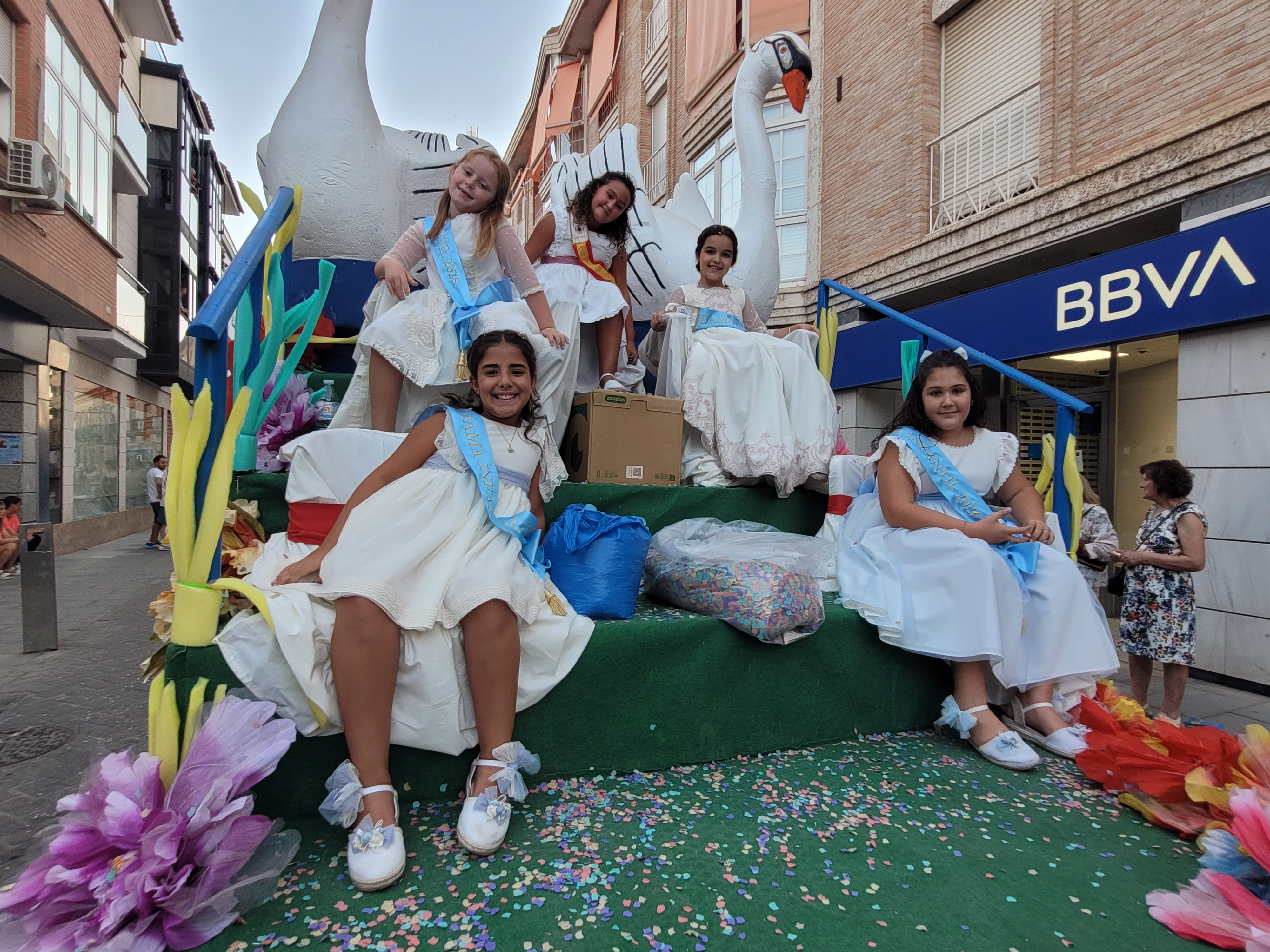 La carroza de la reina y damas infantiles.