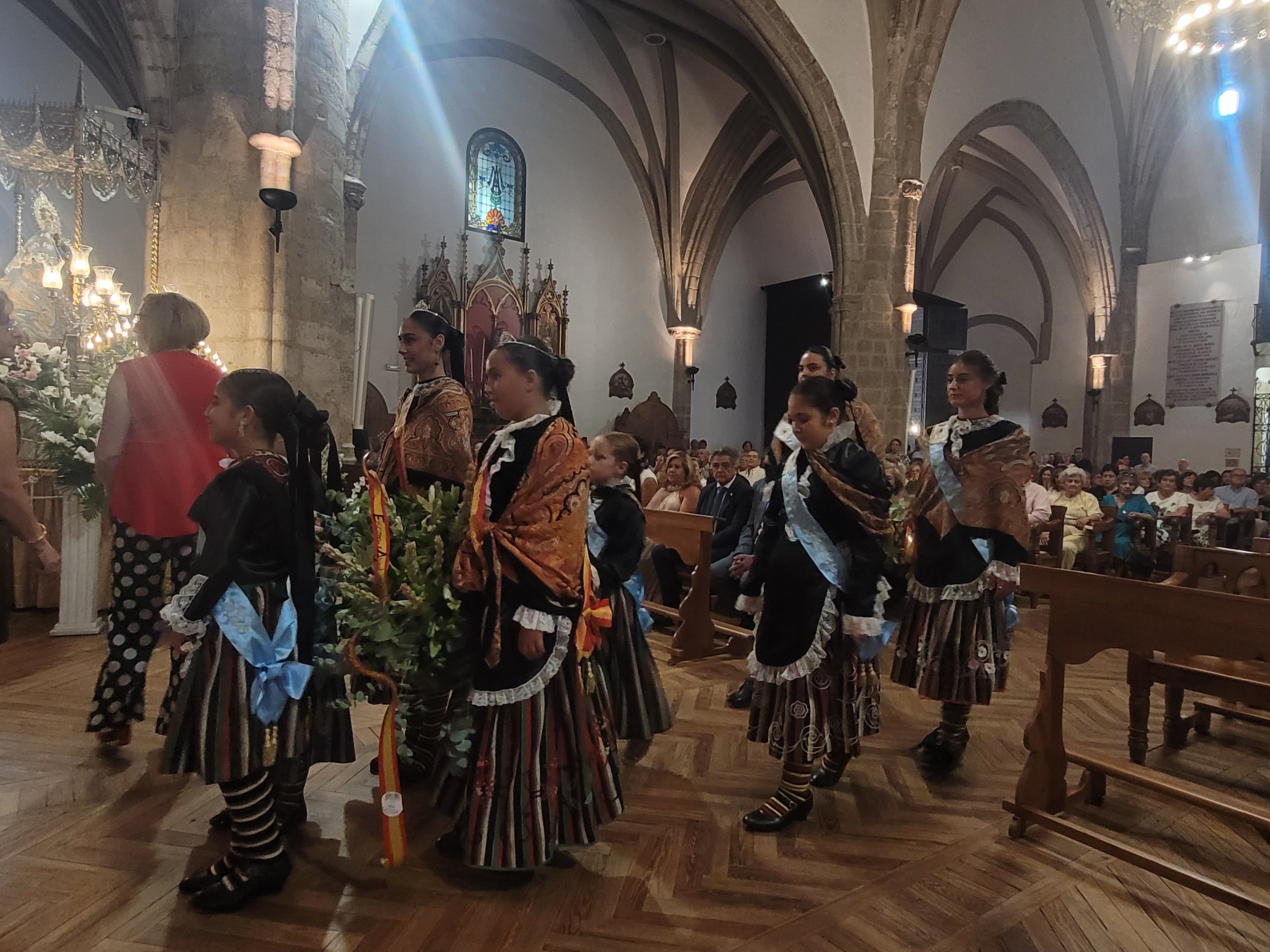 Las reinas y damas de la feria y Fiestas 2026 estuvieron en la función religiosa.