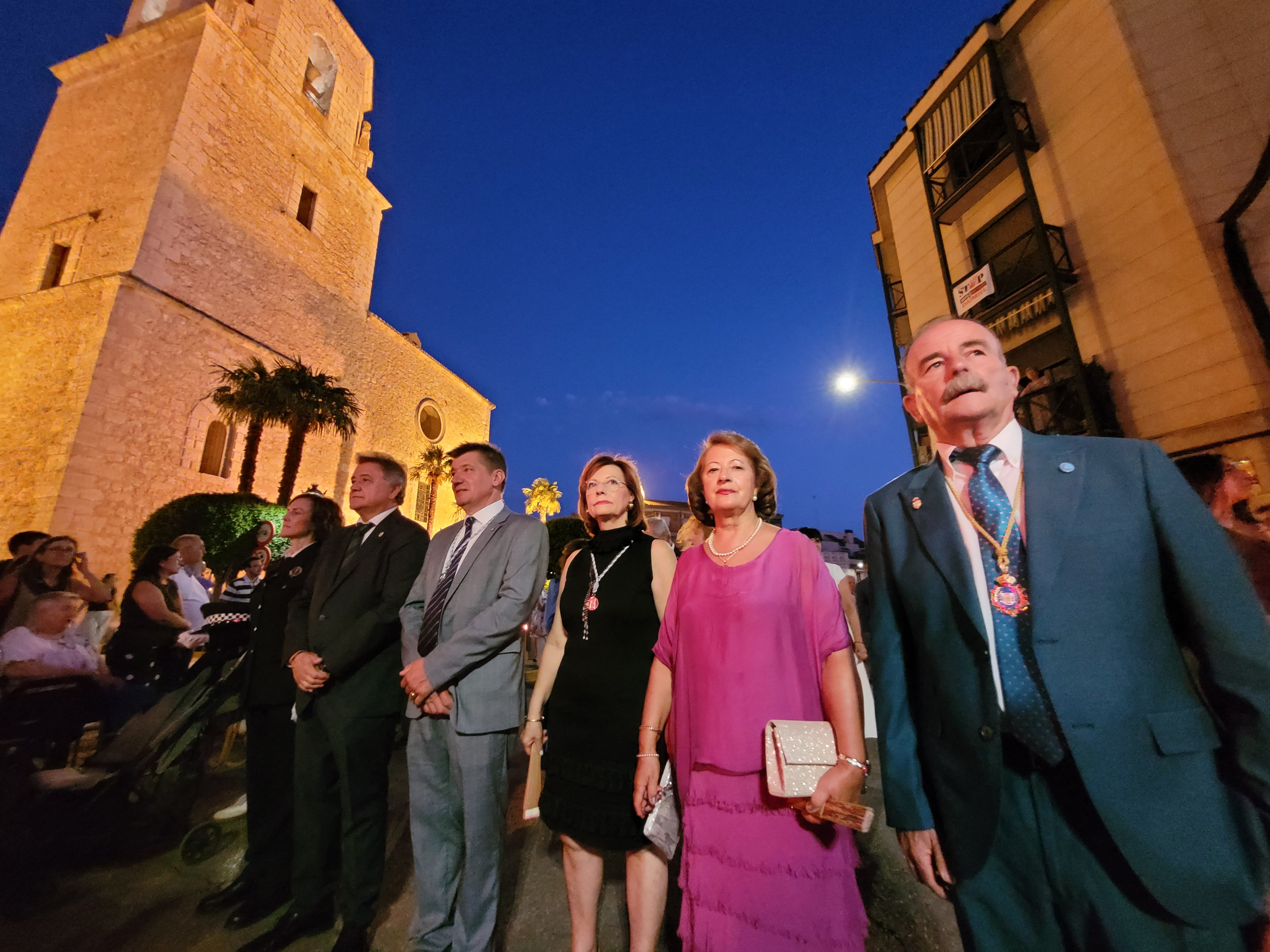 El alcalde junto al presidente de la hermandad de la Virgen de las Cruces y los responsables de ADARF.