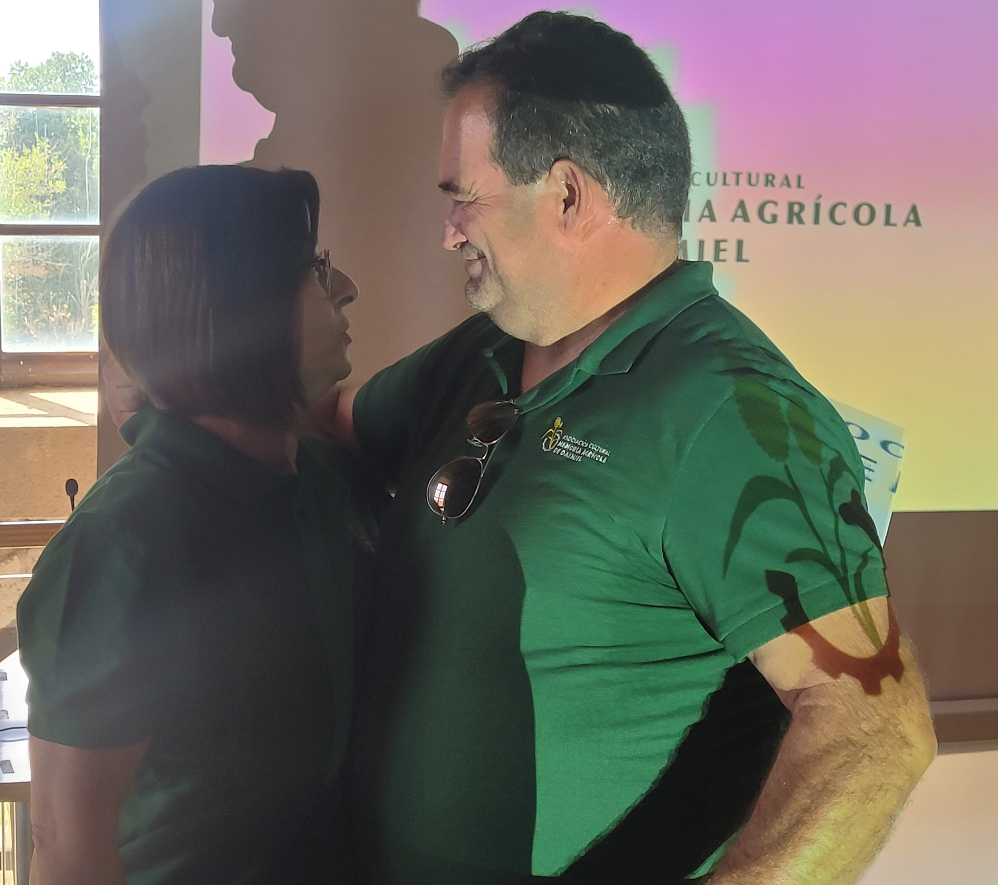 Lola Ruiz de la Hermosa y el presidente de la Asociación Cultural Memoria Agrícola de Daimiel, José Vicente Cejudo.