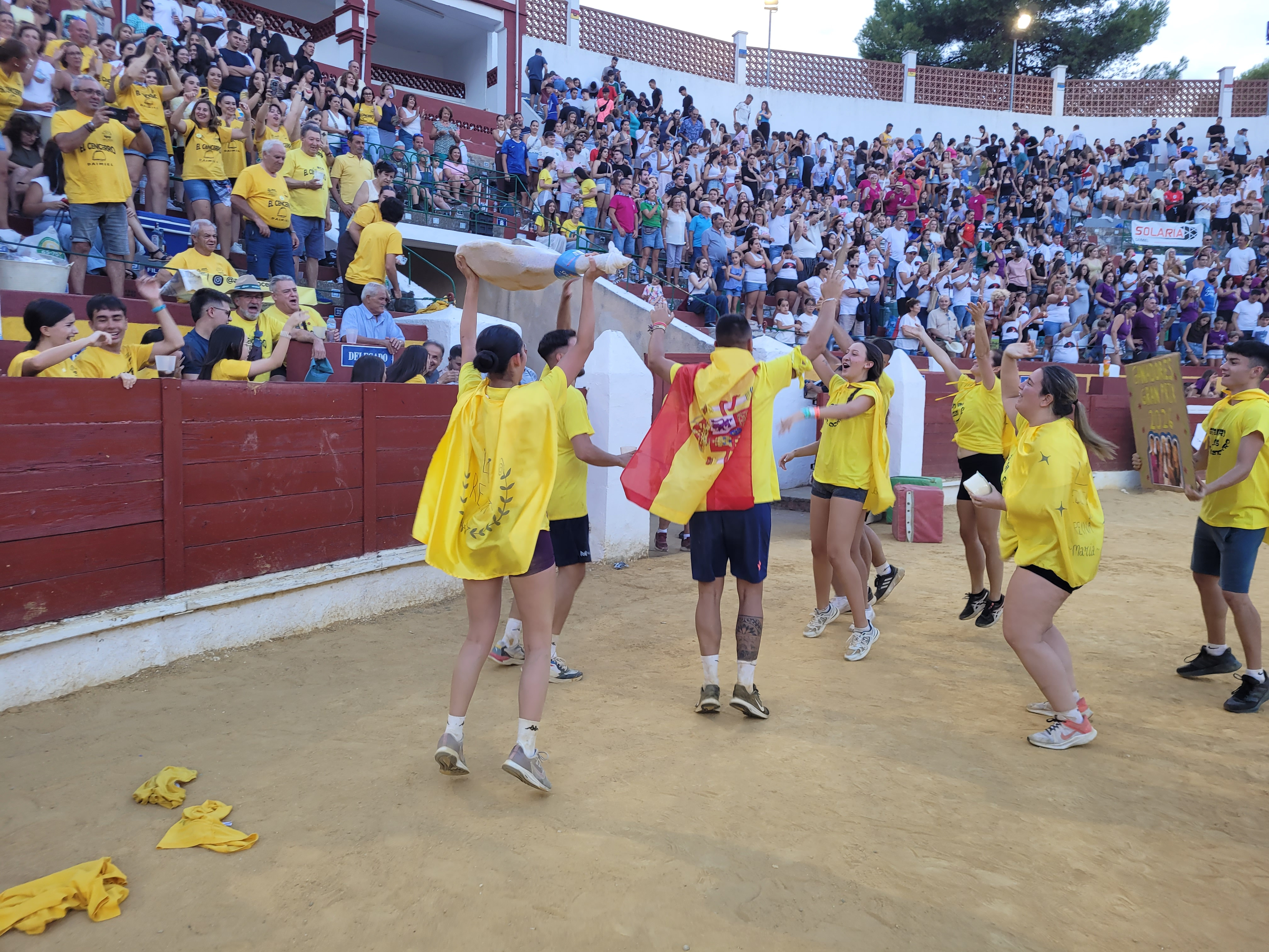 La Peña El Cencerro celebrando su triunfo.