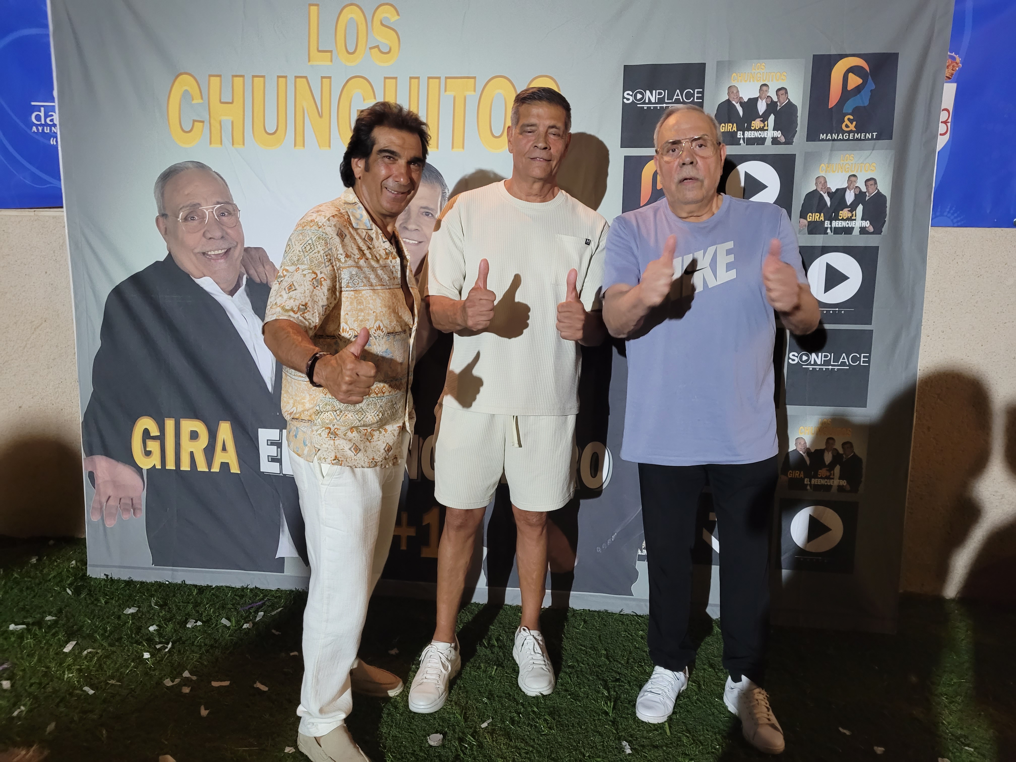 Los Chunguitos antes de subir al escenario.