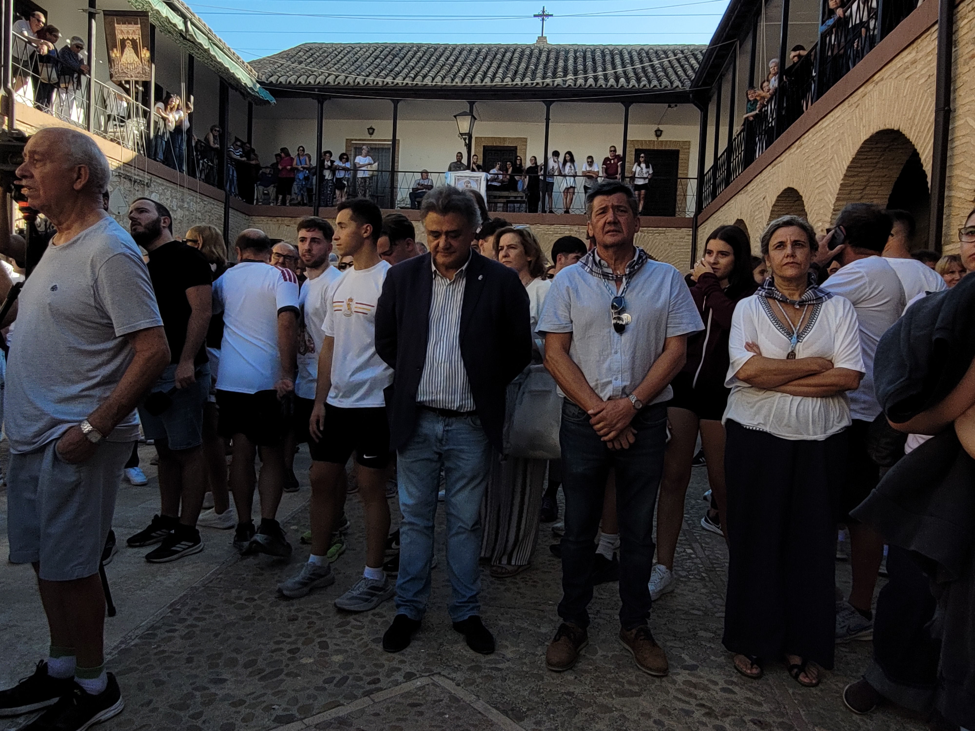 El presidente de la Hermandad junto al alcalde durante la oración en el Santuario.