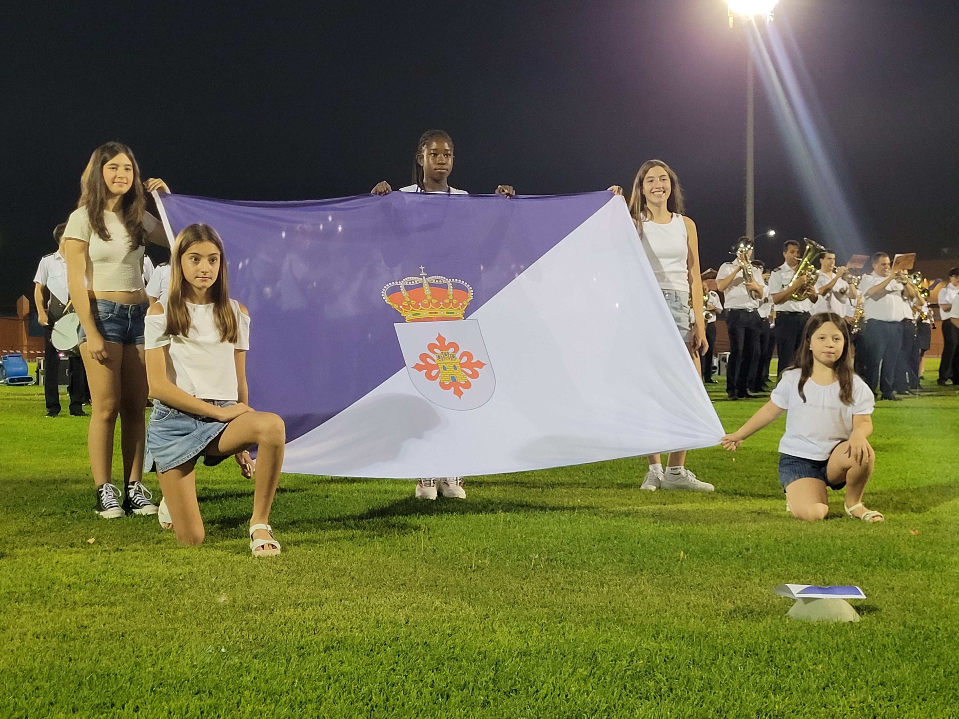 Niñas de 'Tu Voz Cuenta' portando la bandera de Daimiel.