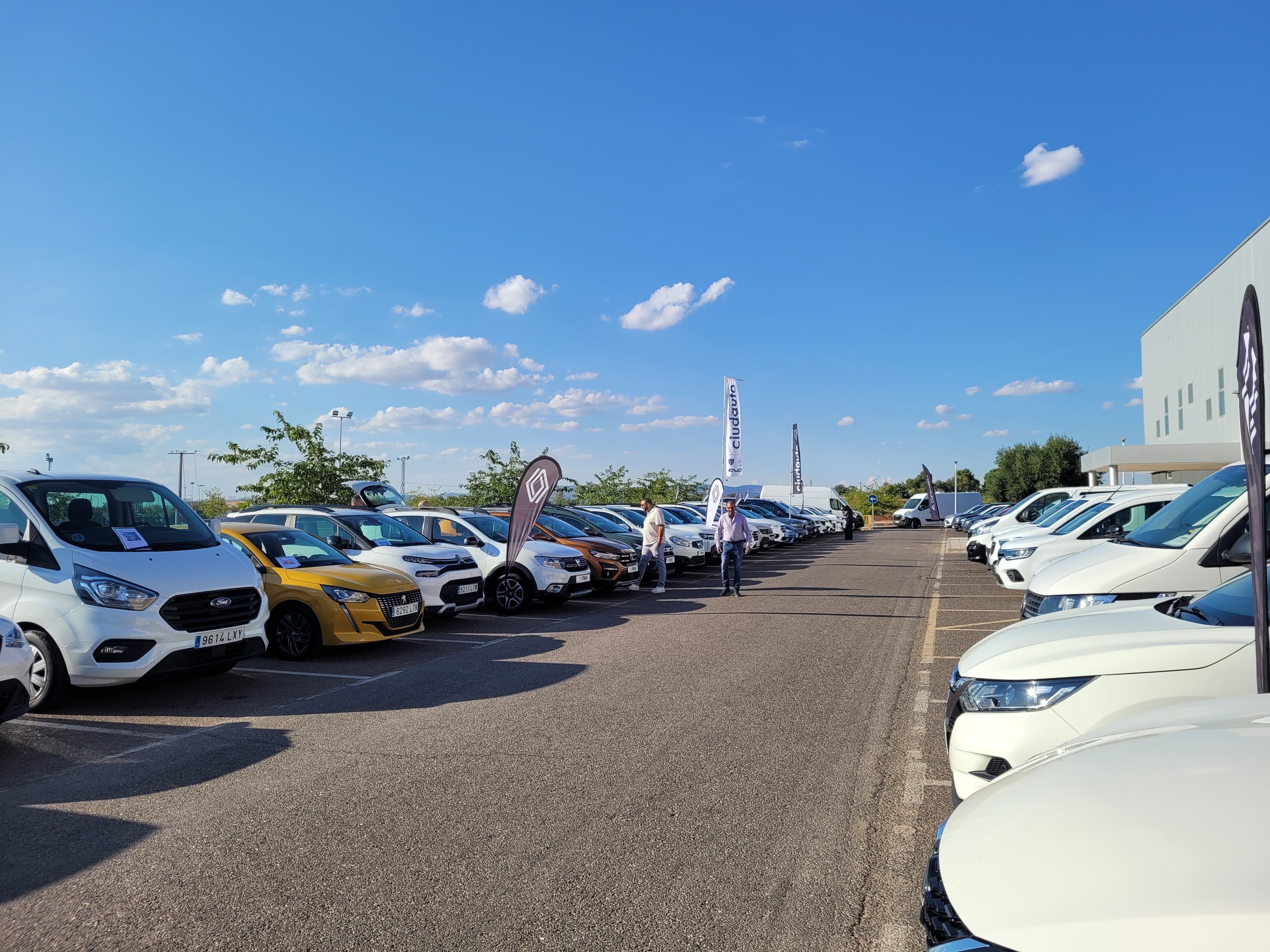 También hay coches para elegir en el exterior.