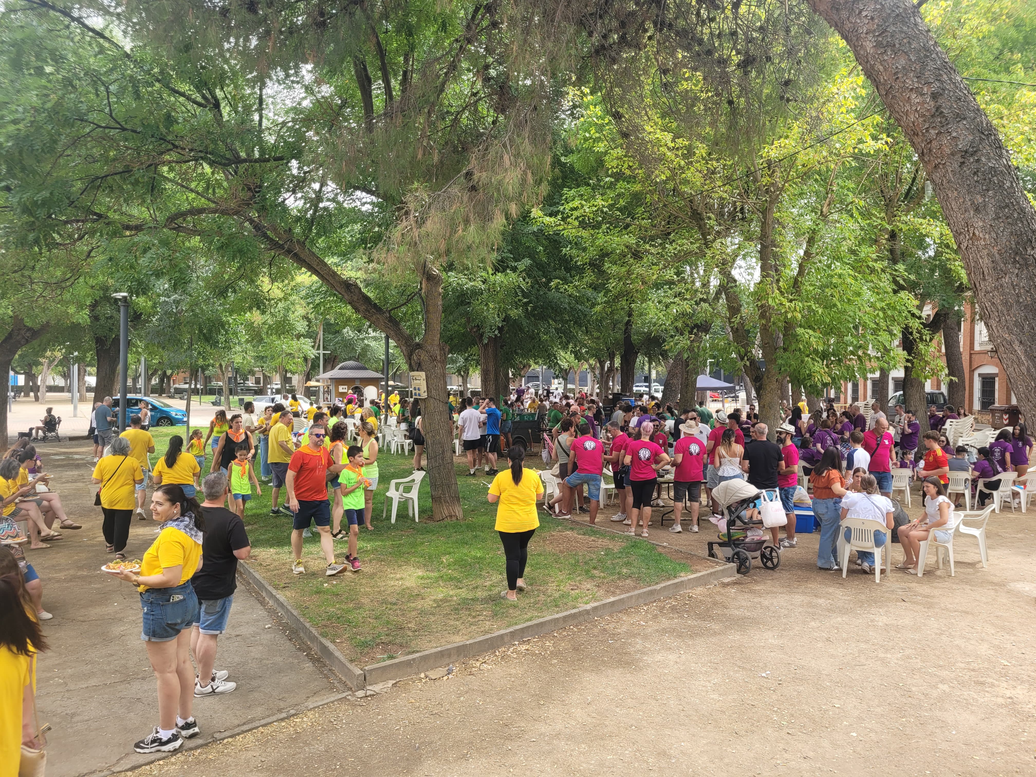 El Parque del Carmen se llenó de camisetas de las distintas peñas.