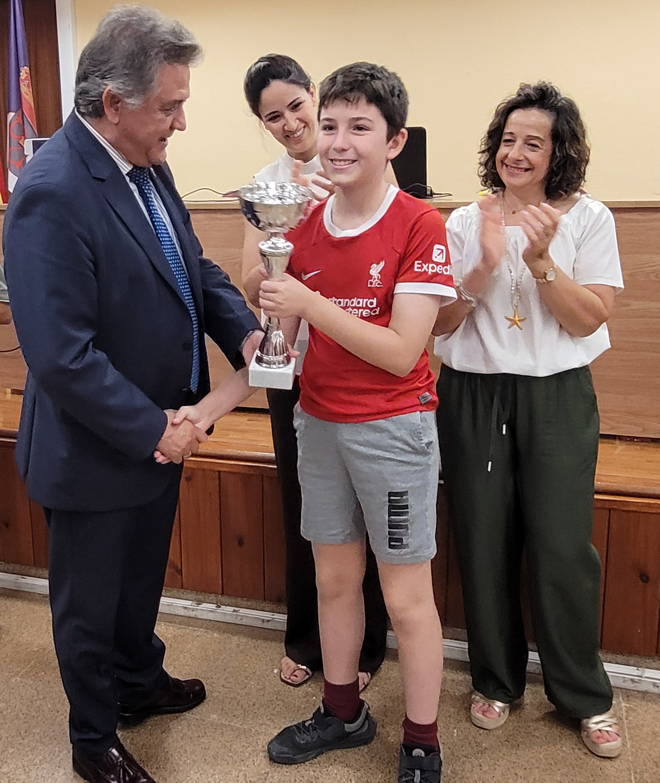 Leopoldo Sierra ha entregado los premios junto a Lourdes Rodríguez de Guzmán y Alicia Loro.