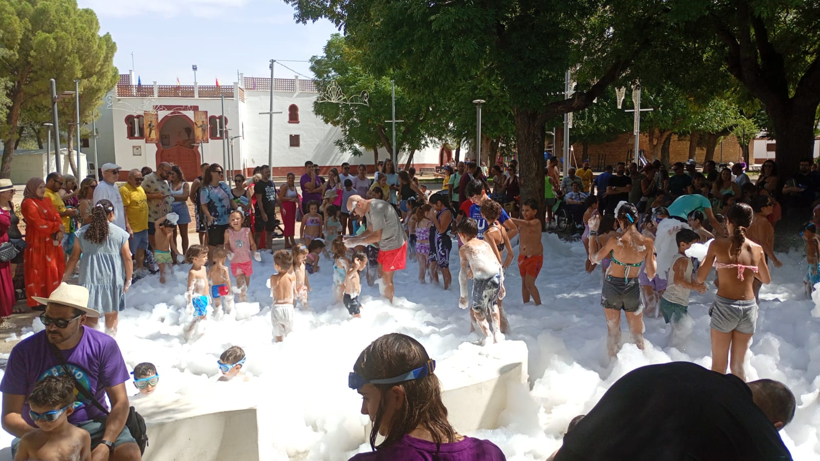 Muchos niños y niñas participaron en la Fiesta de la Espuma.