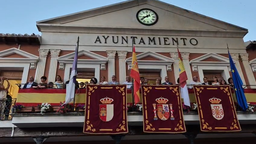 La comitiva en el balcón del Ayuntamiento.