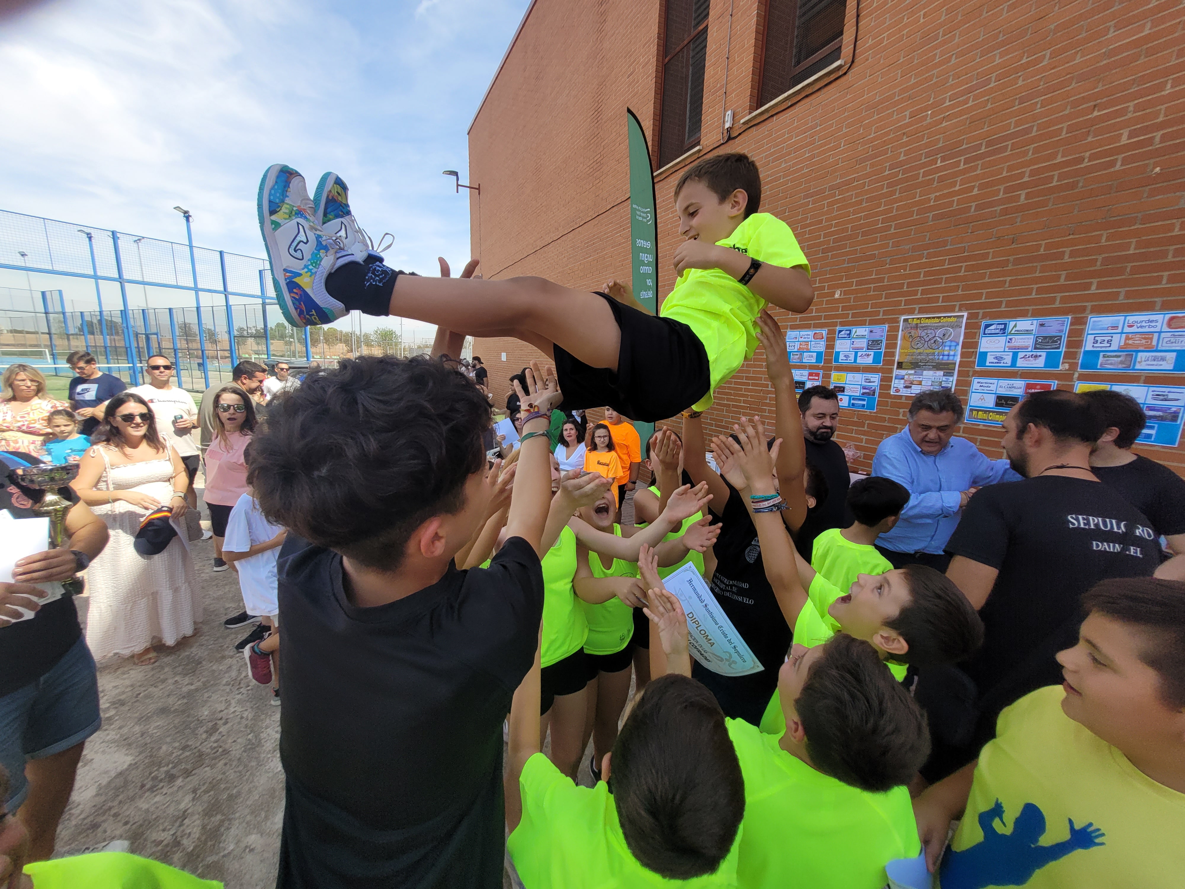 Los ganadores celebrando su triunfo.