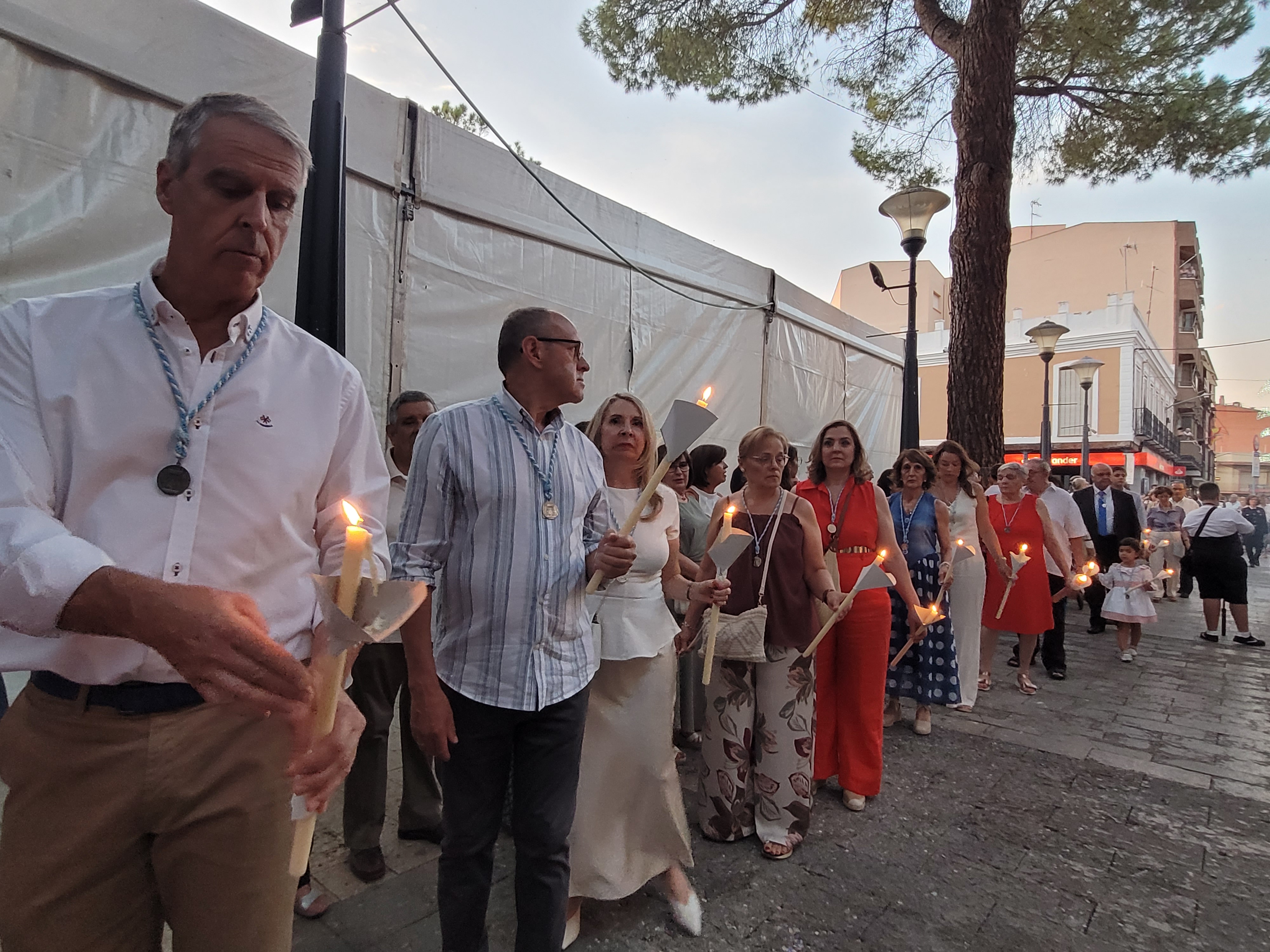 Numerosas personas acompañaron a la Virgen portando velas.