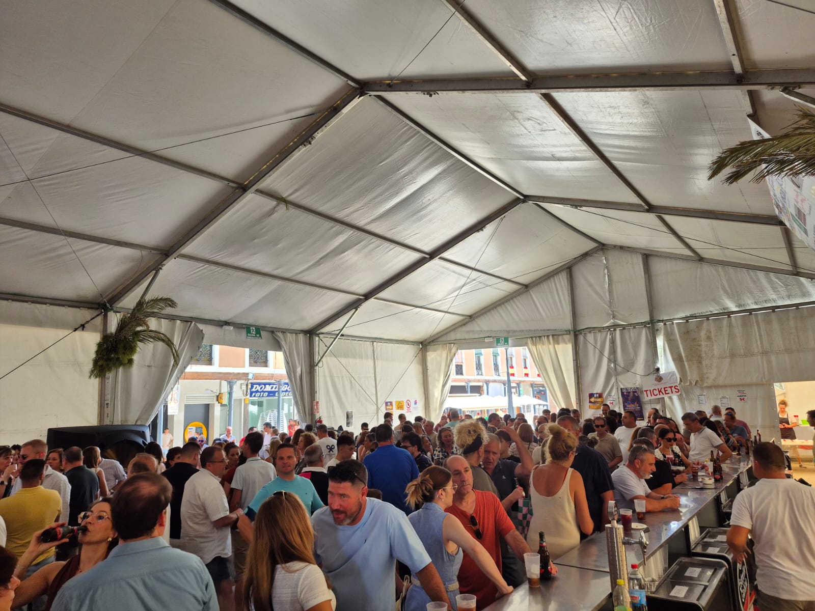 La carpa se llenó en el Baile del Vermú.