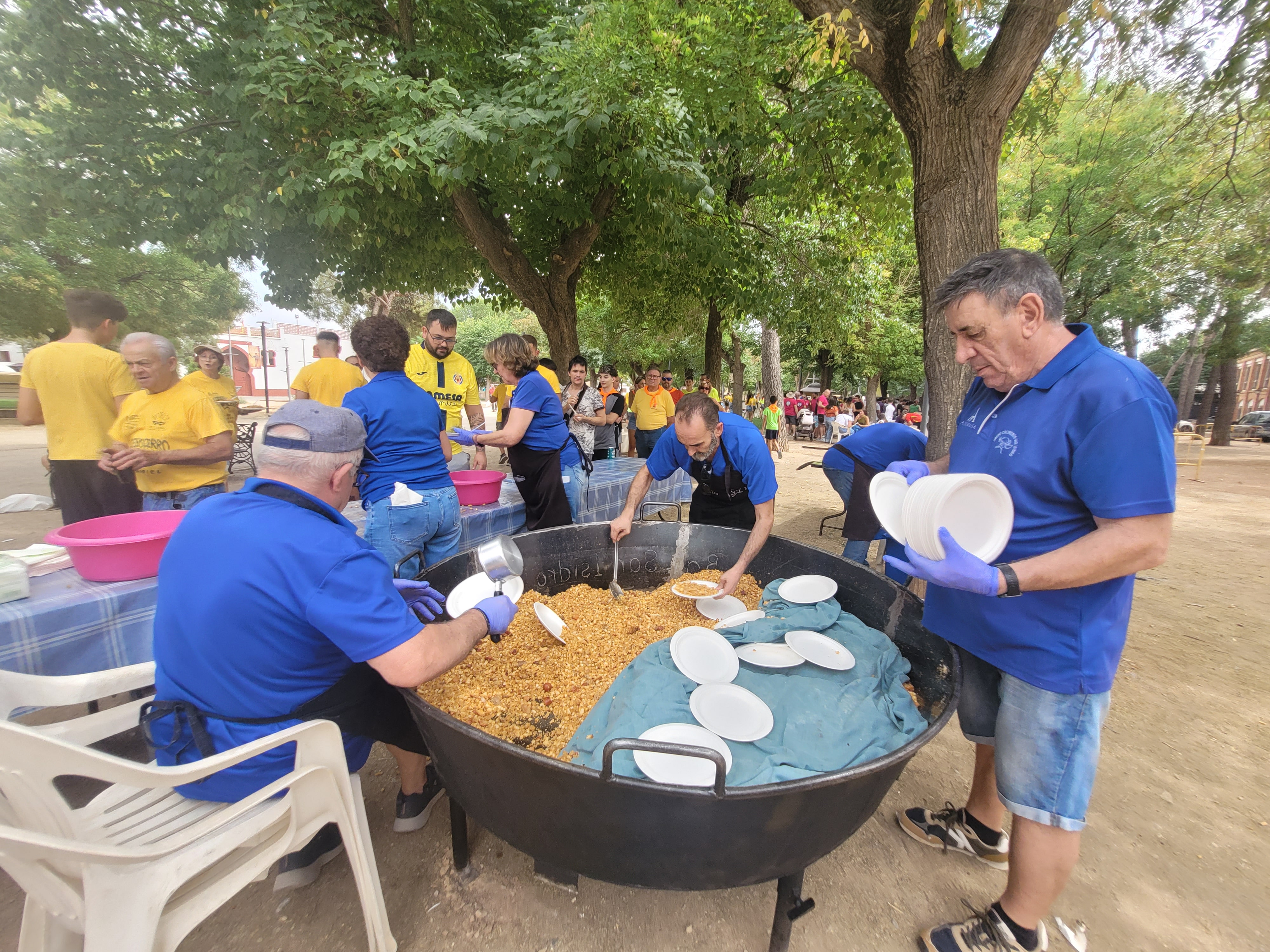 La Asociación de Vecinos de San Isidro cocinó migas para 700 personas.