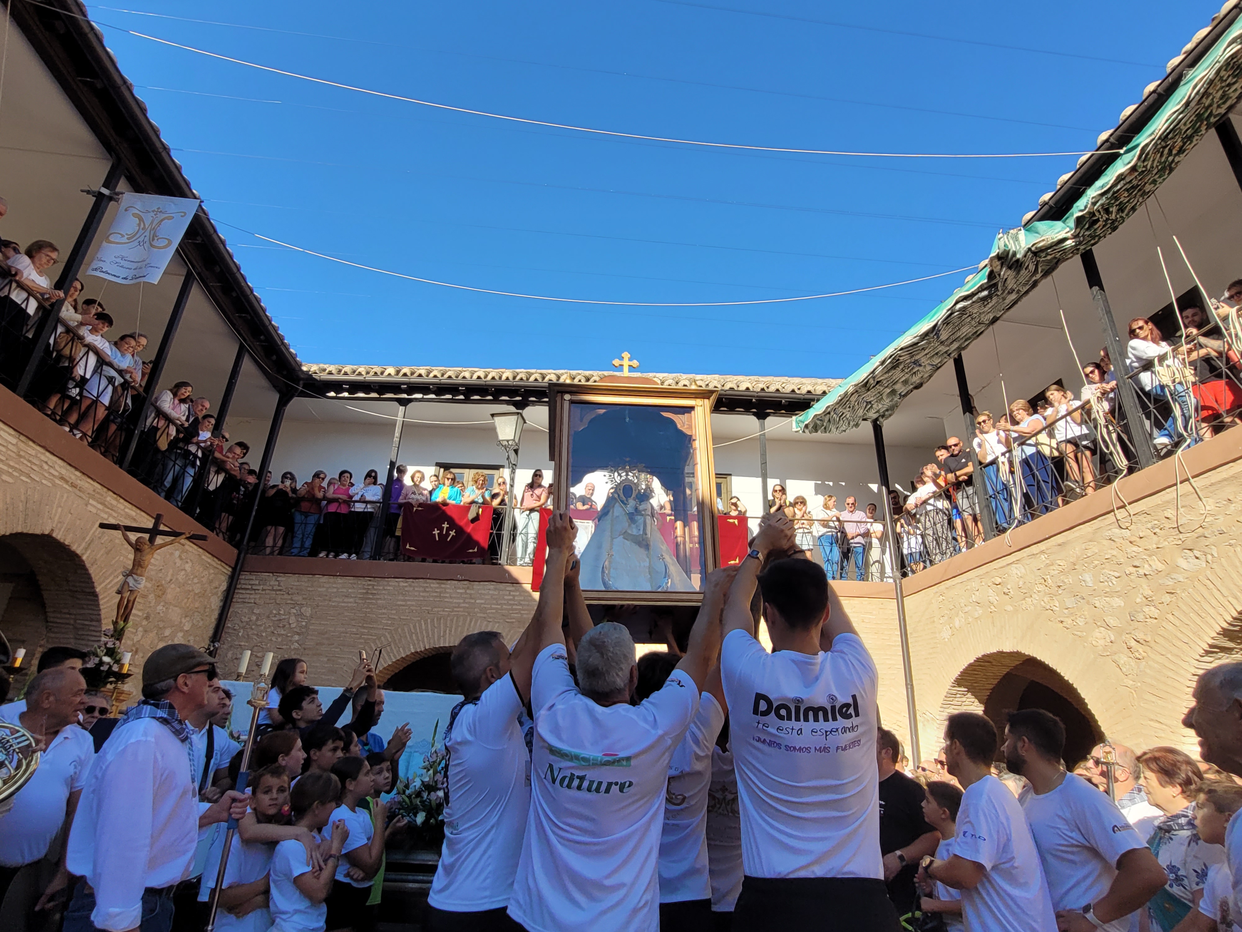 El patio principal del Santuario recibía, abarrotado, a la patrona.