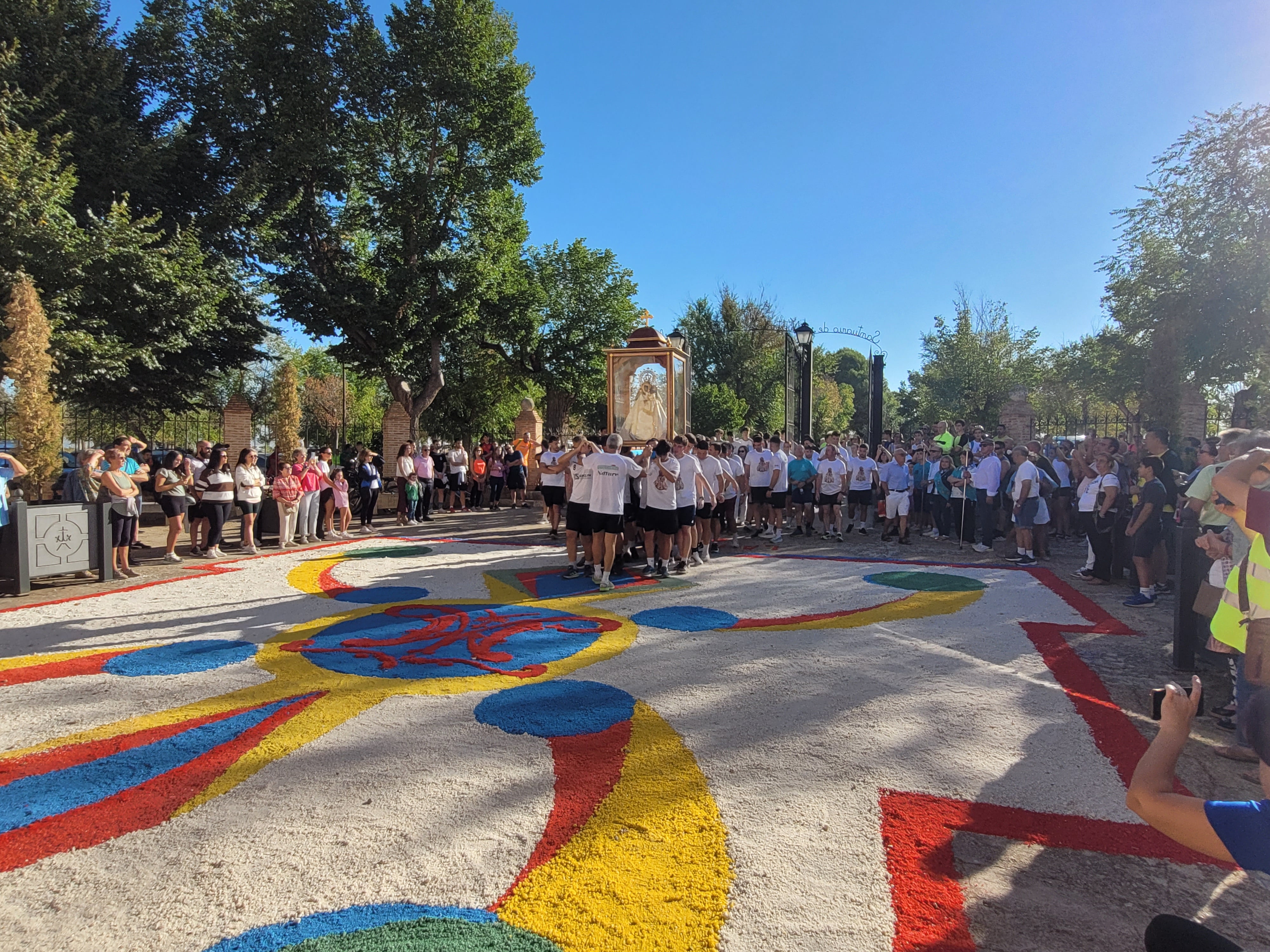 Llegada de la Patrona a la entrada del Santuario donde le aguardaba la alfombra de sal tintada.