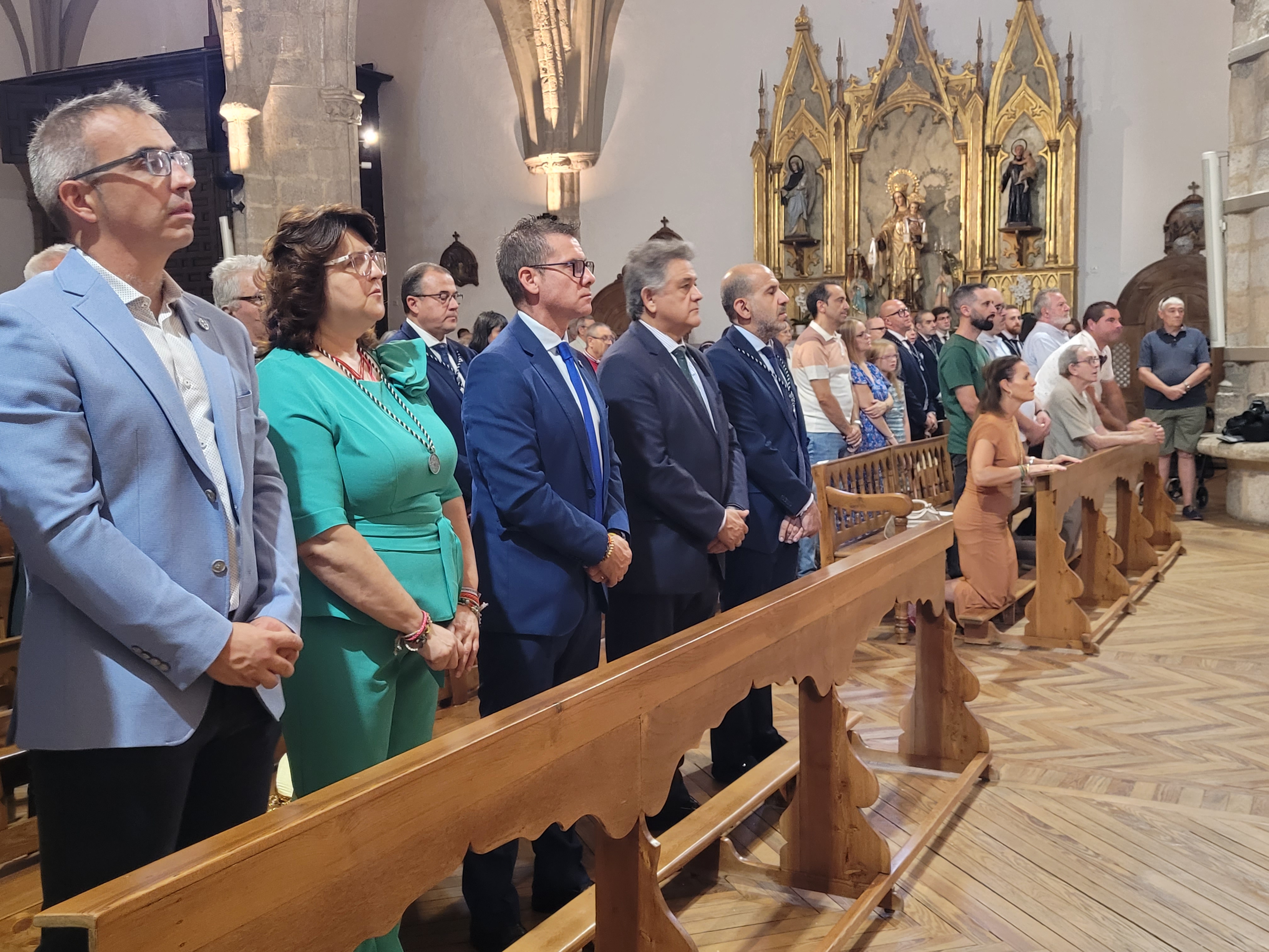 El alcalde y demás autoridades en la función religiosa.