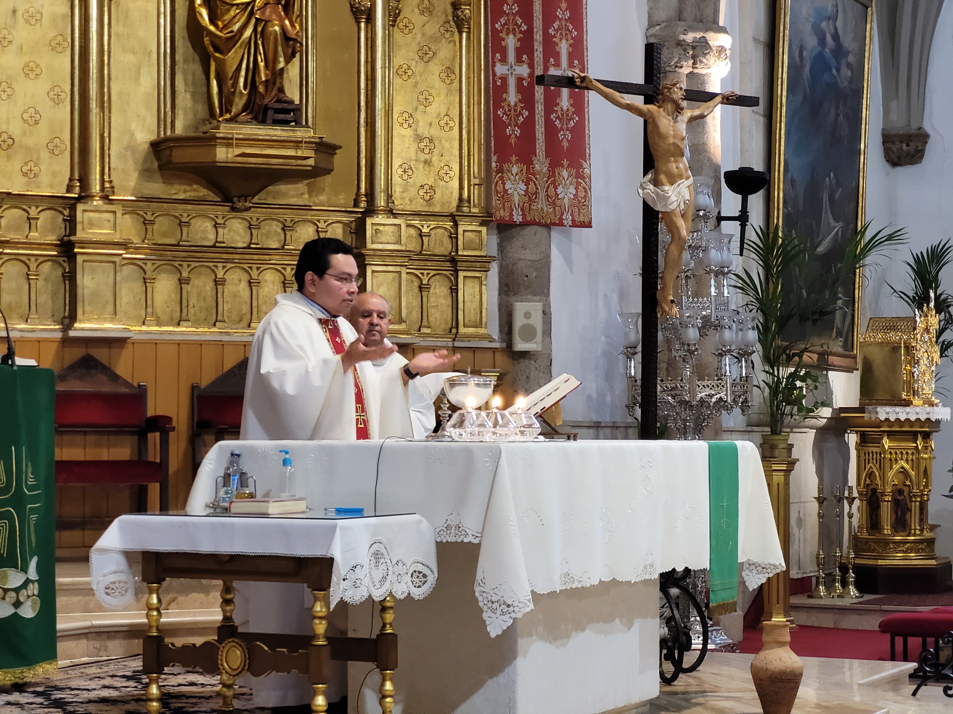 Los sacerdotes Christian Chicas y Valentín Sánchez-Rojas.