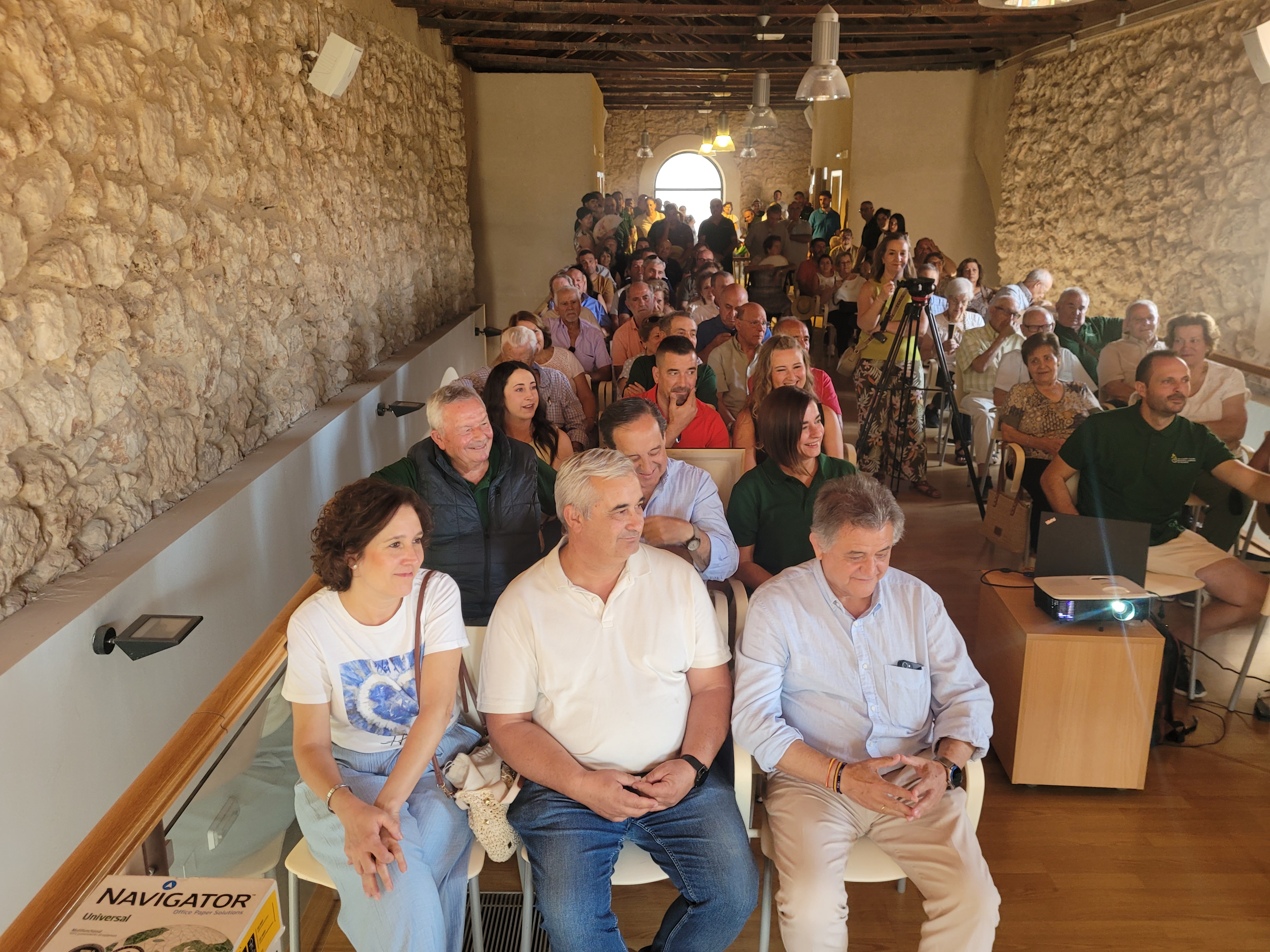 La sala se llenó de gente.