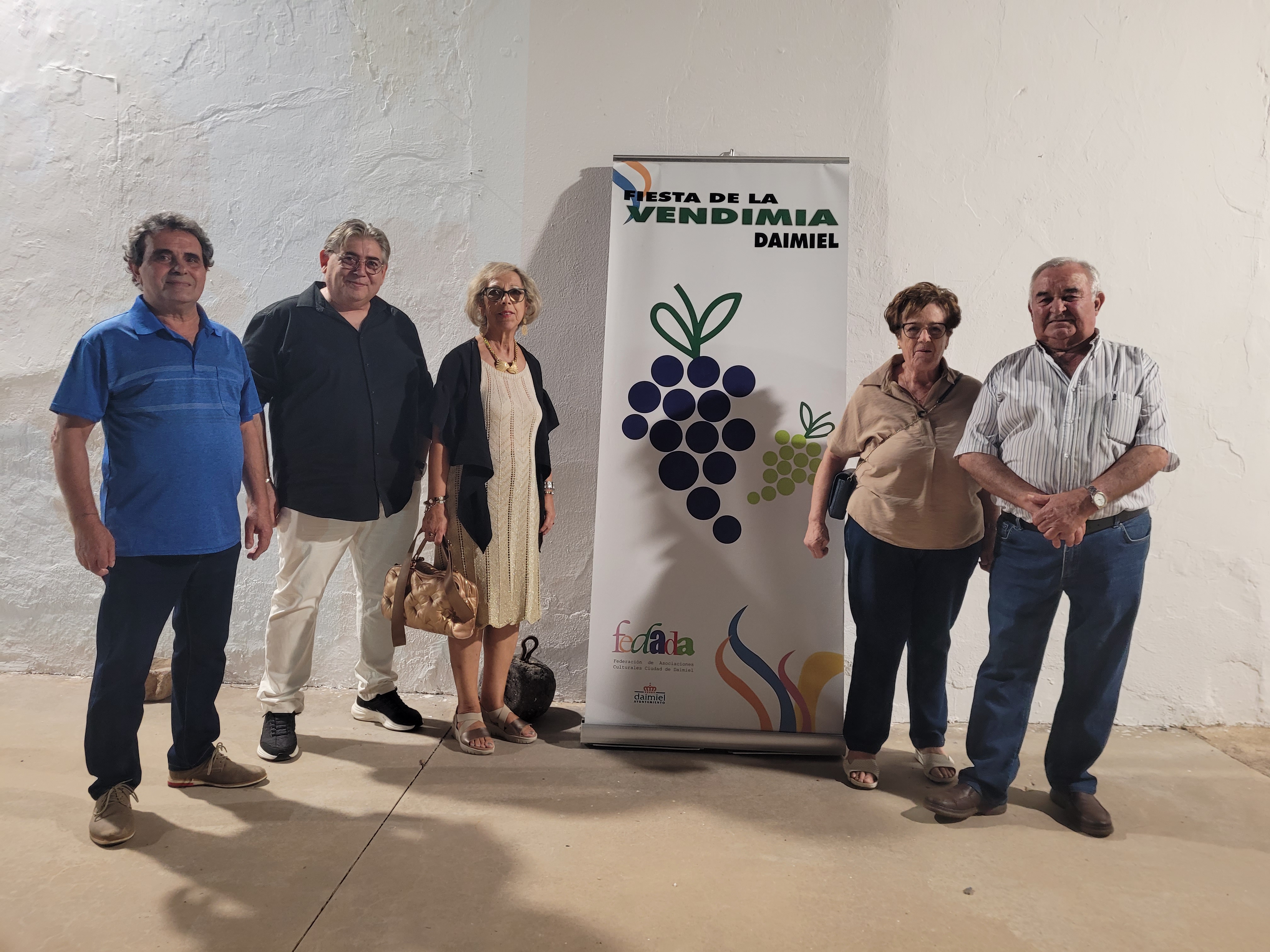 Los vendimiadores de honor de este año junto a los del año pasado, juntos en el acto de presentación. Los vendimiadores de honor de este año junto a los del año pasado, juntos en el acto de presentación.