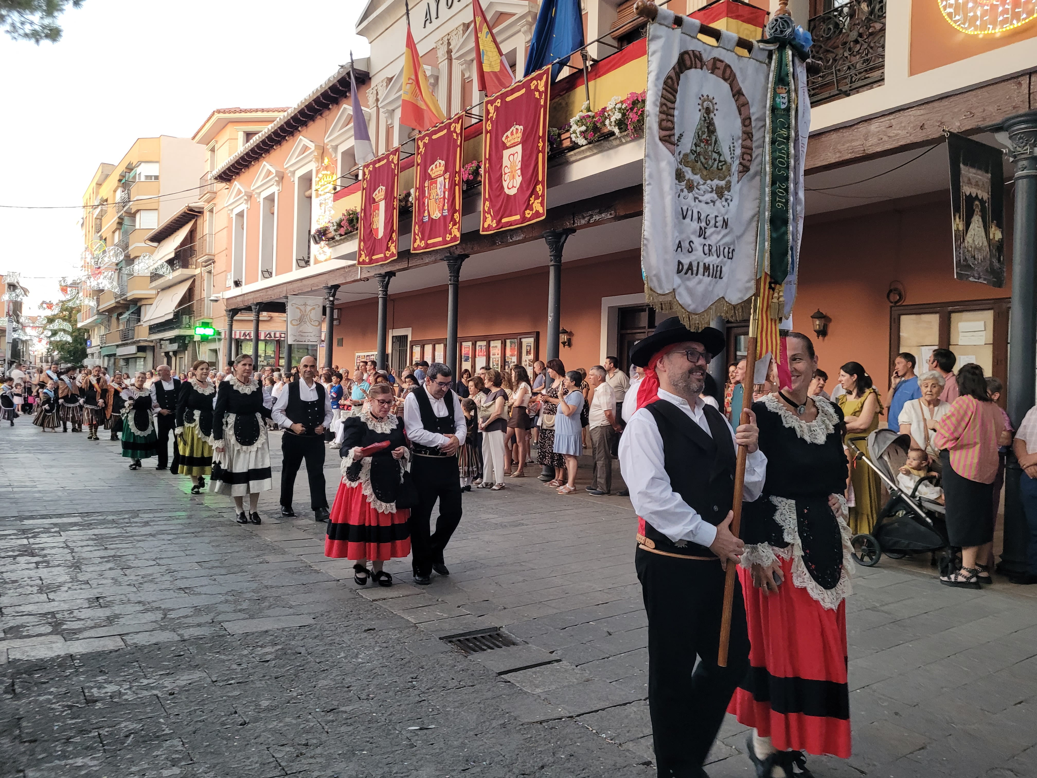 La Asociación Folklórica Virgen de las Cruces durante el recorrido.