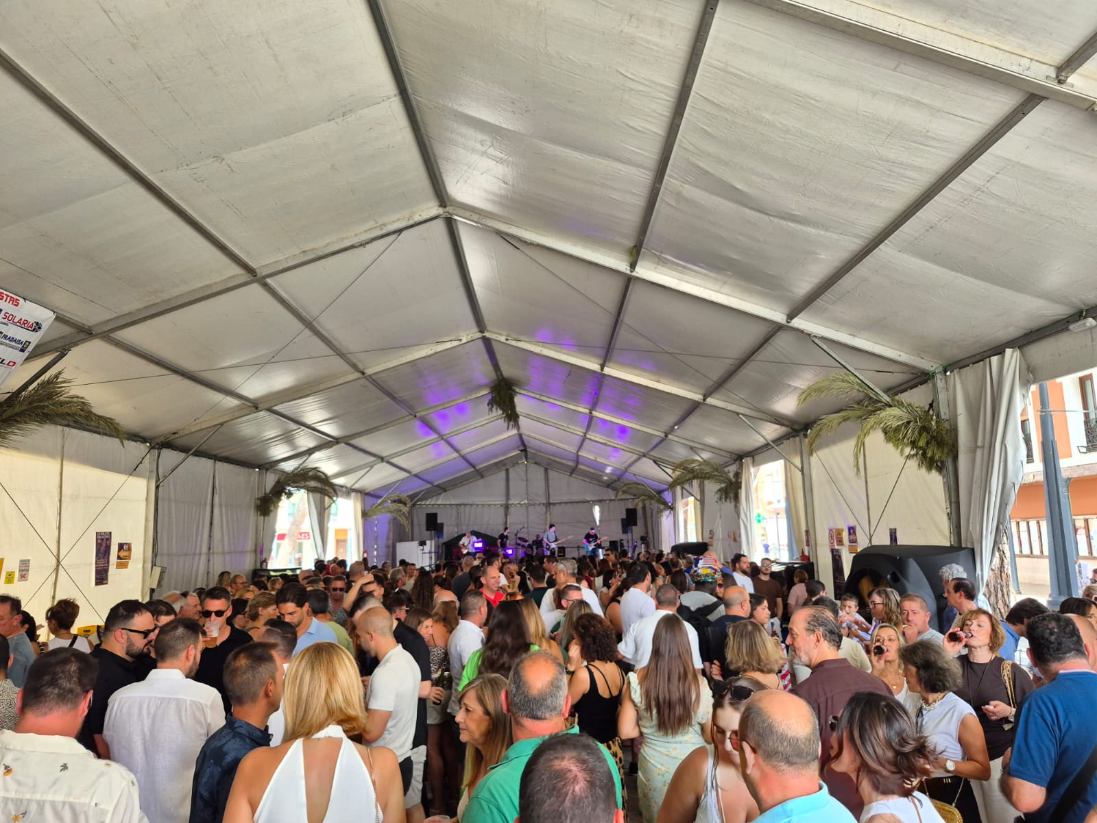 La carpa se llenó de gente en el último baile del vermú.