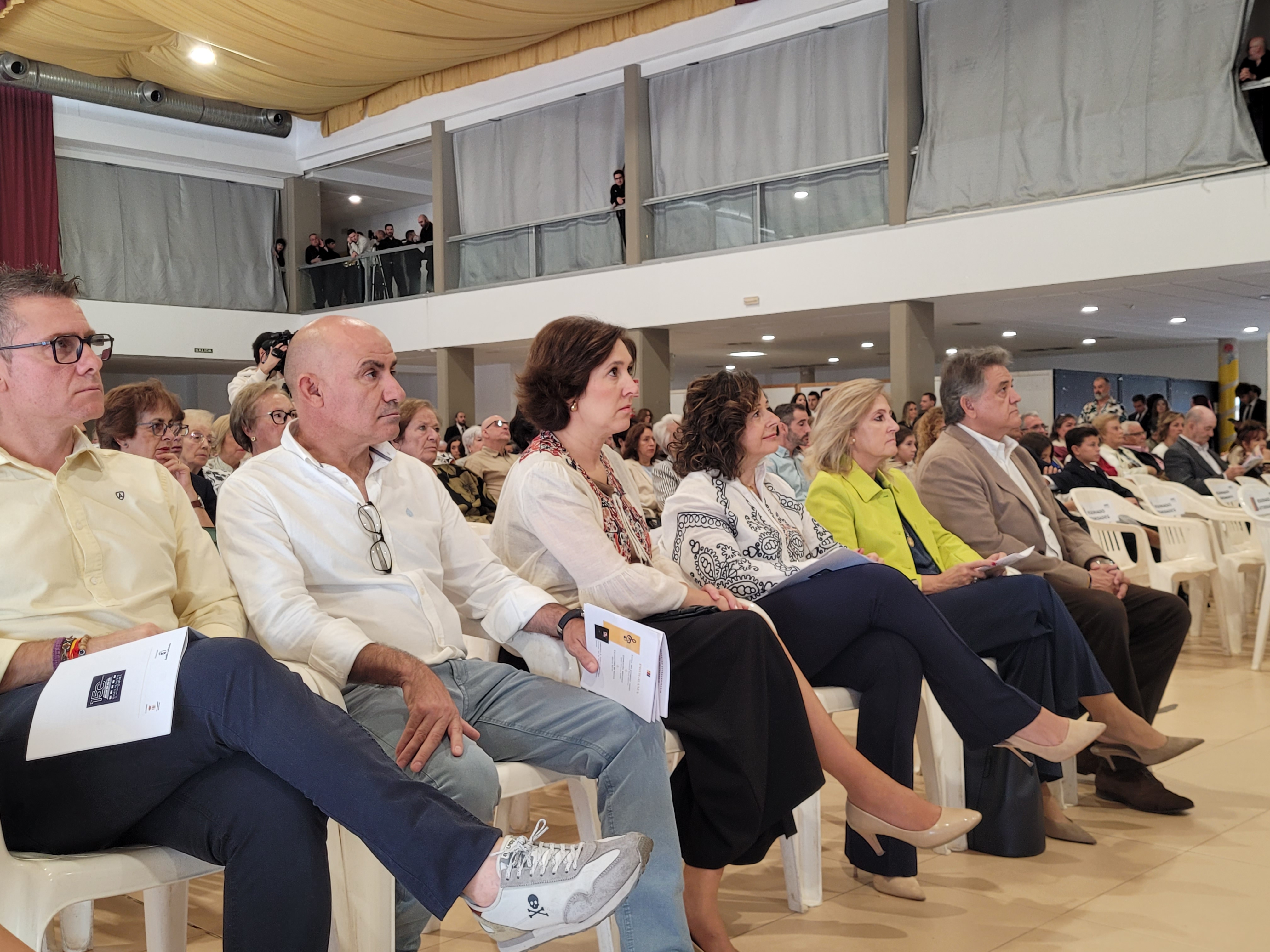 El alcalde junto a miembros de la Corporación Municipal.
