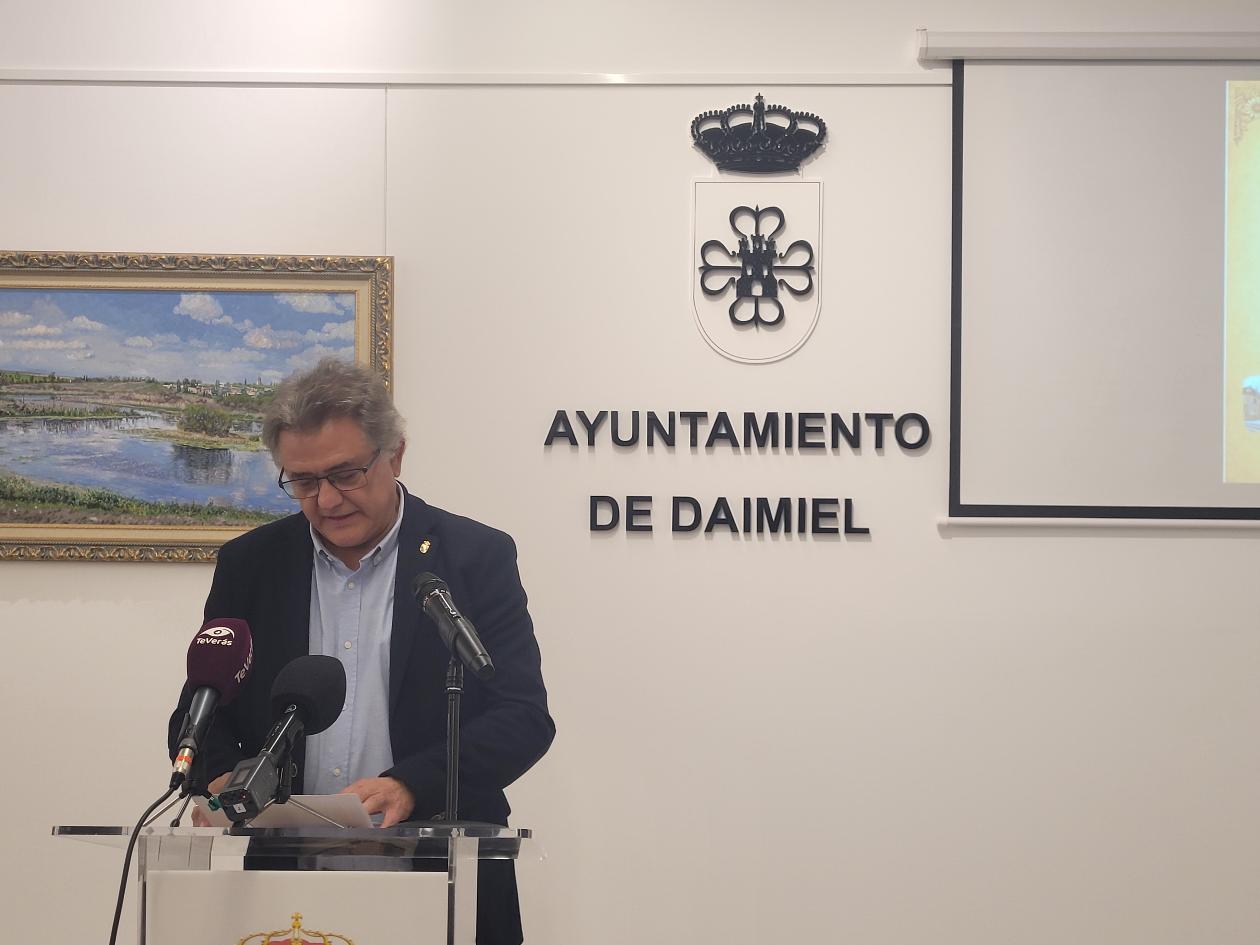El alcalde asistió a la inauguración de la muestra.