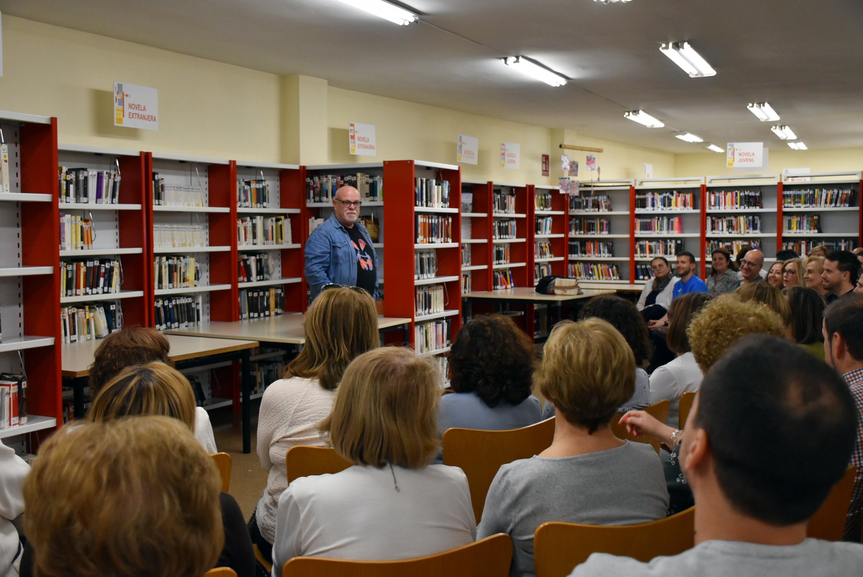 Aldo Méndez captivates daimiel audience with ‘Palabras prestadas’ stories