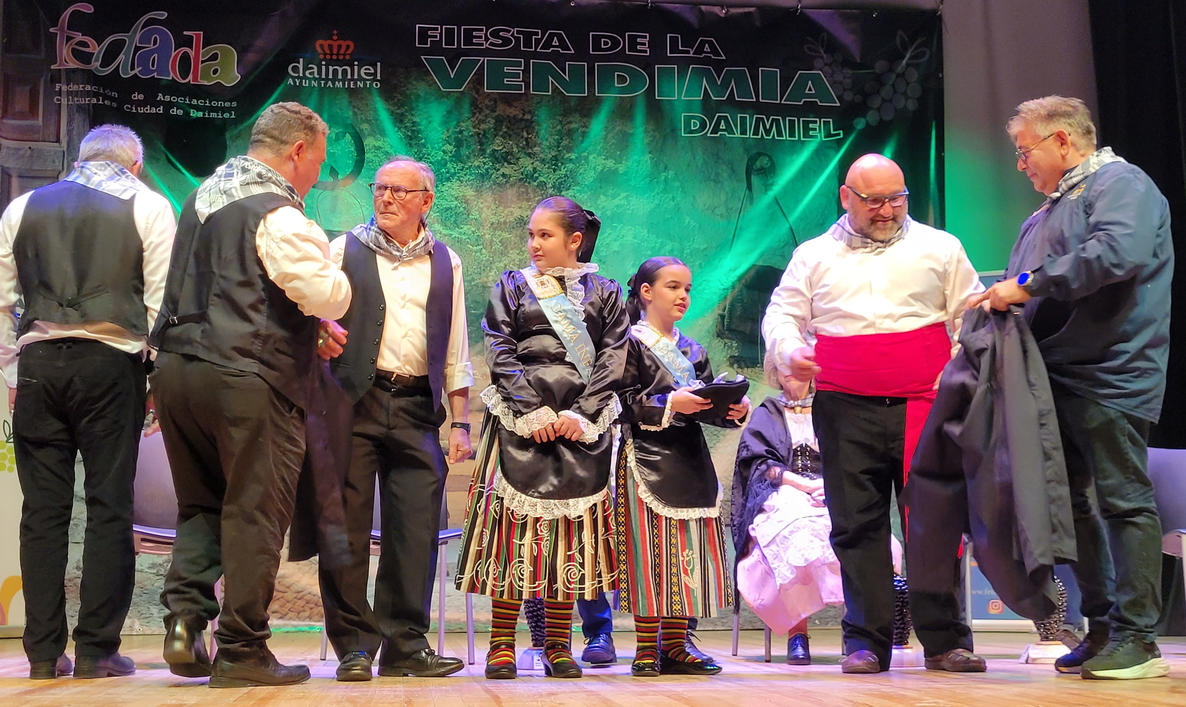 Imposición de los blusones a los representantes dela Banda Municipal de Música.